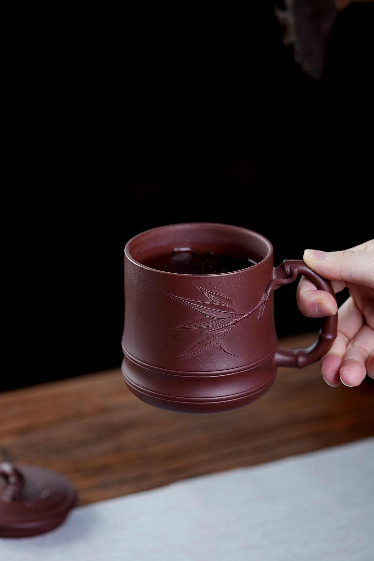 【竹節杯】-- 造型典雅端莊。執此雅器，可品茗，可清賞。