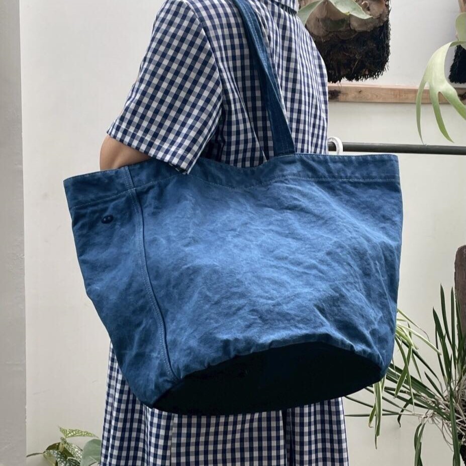 Camping Plus 藍染托特包正面展示，桶形大容量設計，帆布質地自然挺拔