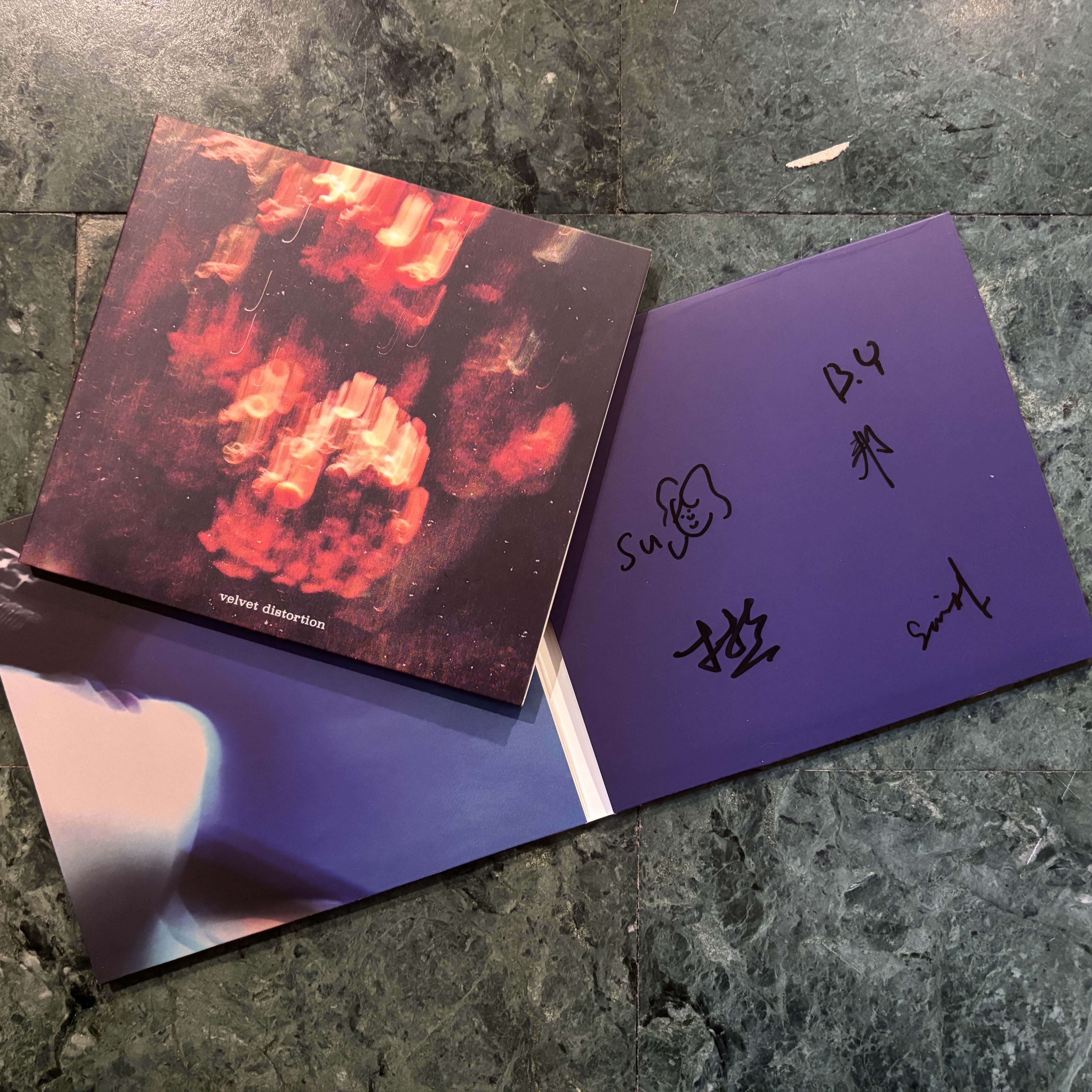 我夢見長頸鹿對我說 The Giraffe Told Me In My Dream 2nd EP 《𝙫𝙚𝙡𝙫𝙚𝙩 𝙙𝙞𝙨𝙩𝙤𝙧𝙩𝙞𝙤𝙣》（首批簽名版CD）