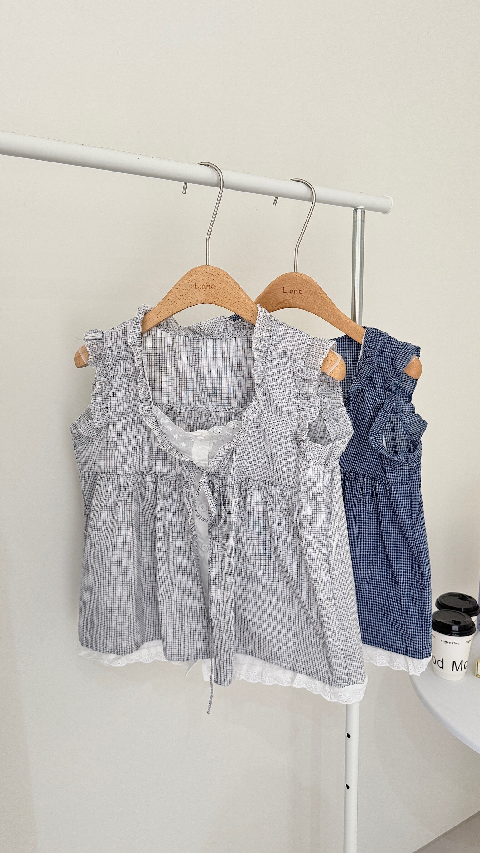 格子荷葉邊雕花背心