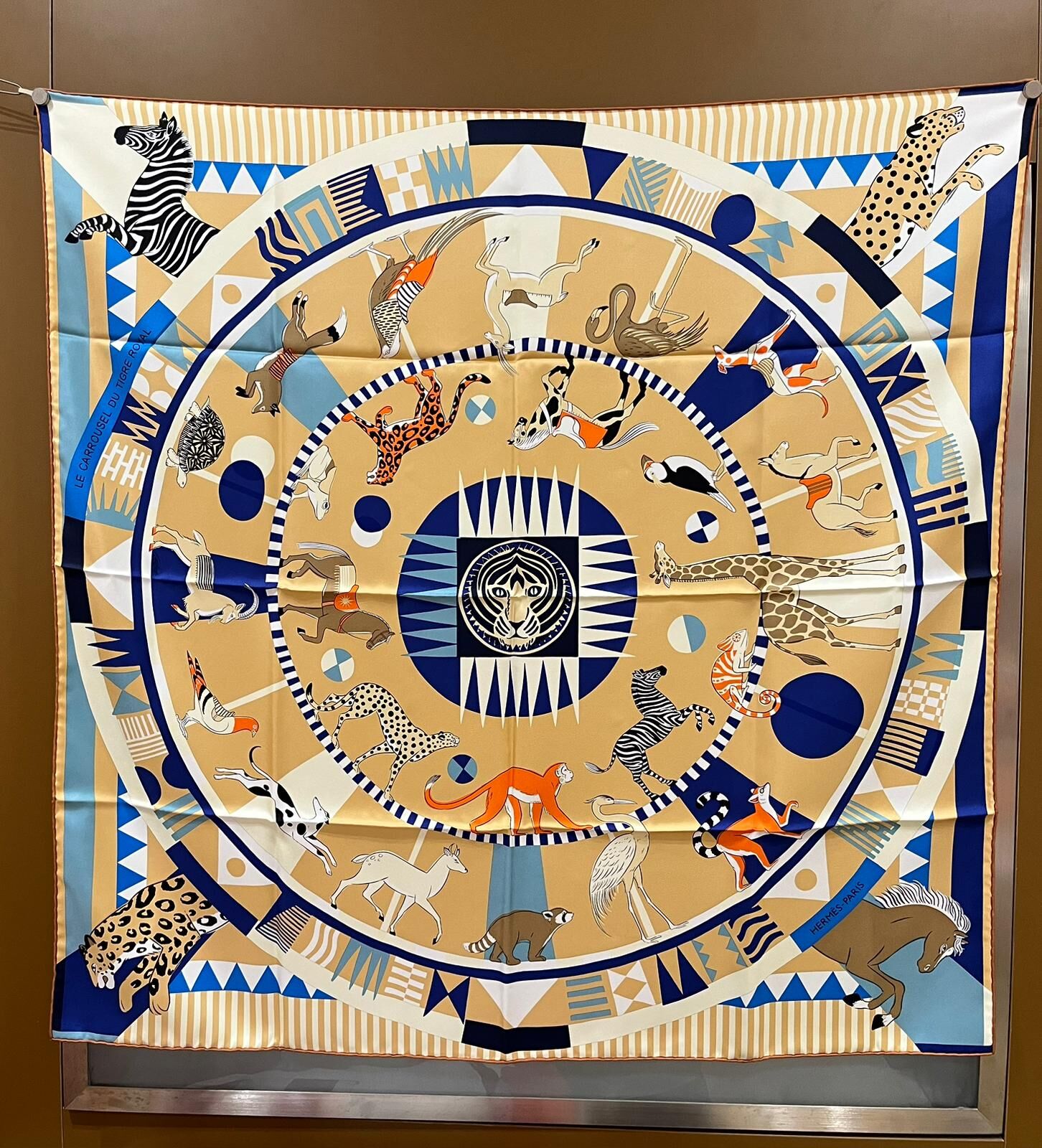Le carrousel du tigre royal scarf 100%soie 90x90cm beige doré /indigo/crème
