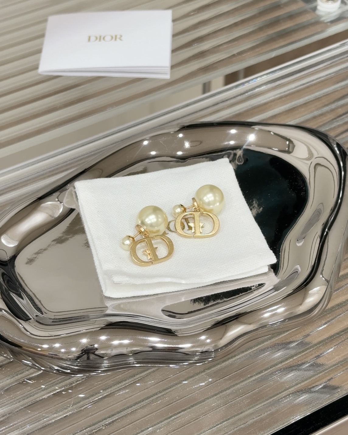 DIOR｜新款 氣質珍珠耳針