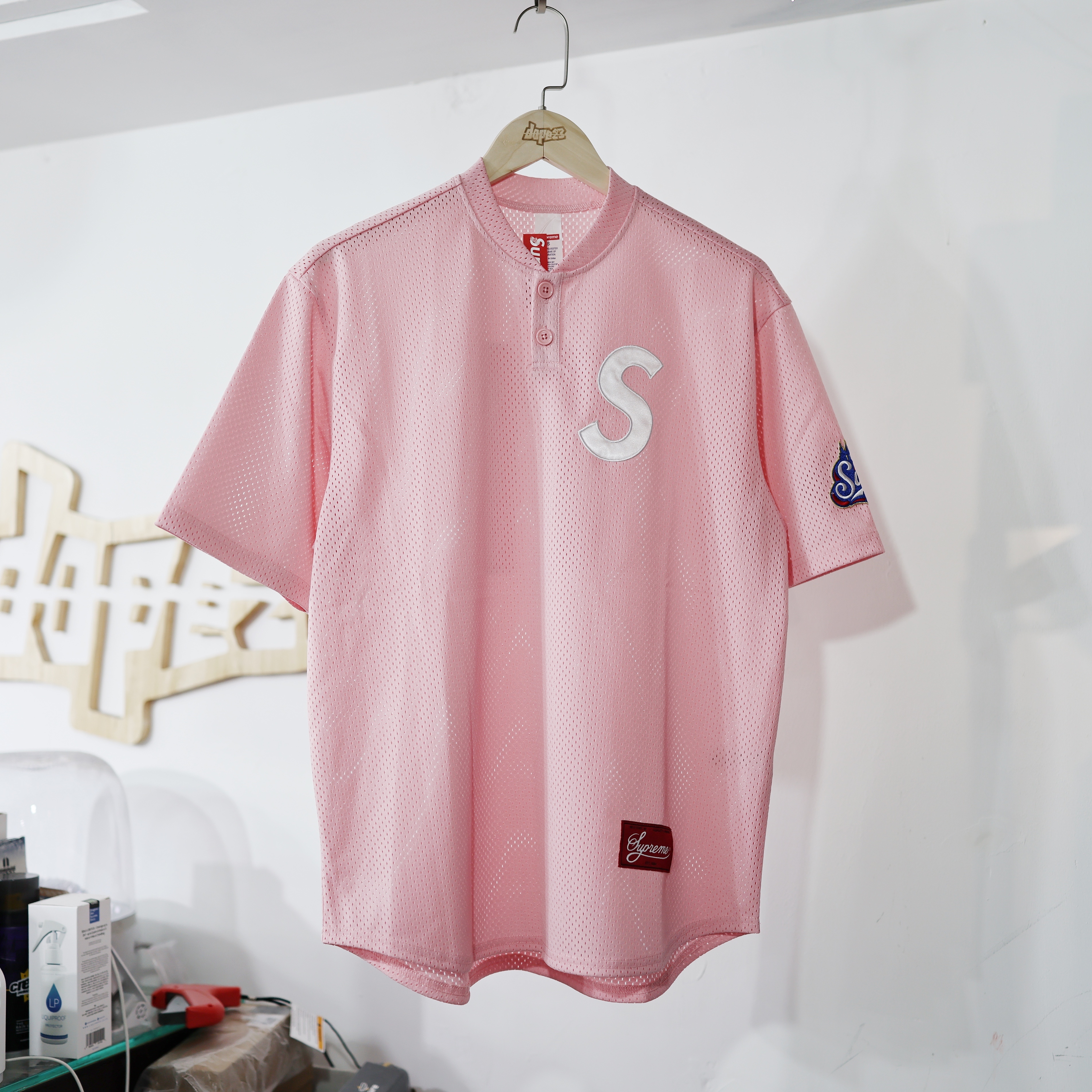 【Supreme】S Logo Baseball Henley★Pink★25SS★ Supreme S Logo Baseball Henley (SS25) Pink Men's - SS25 - US