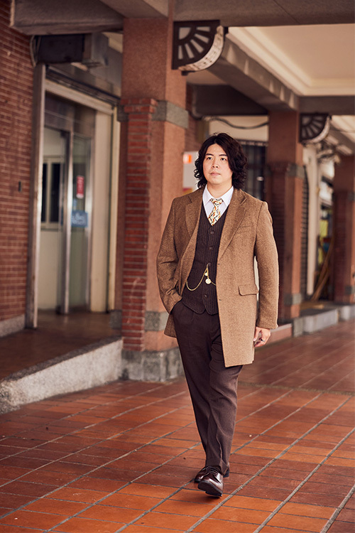 Allen 著用林果 Basic 德比鞋與復古西裝參與 2025 Suit Walk