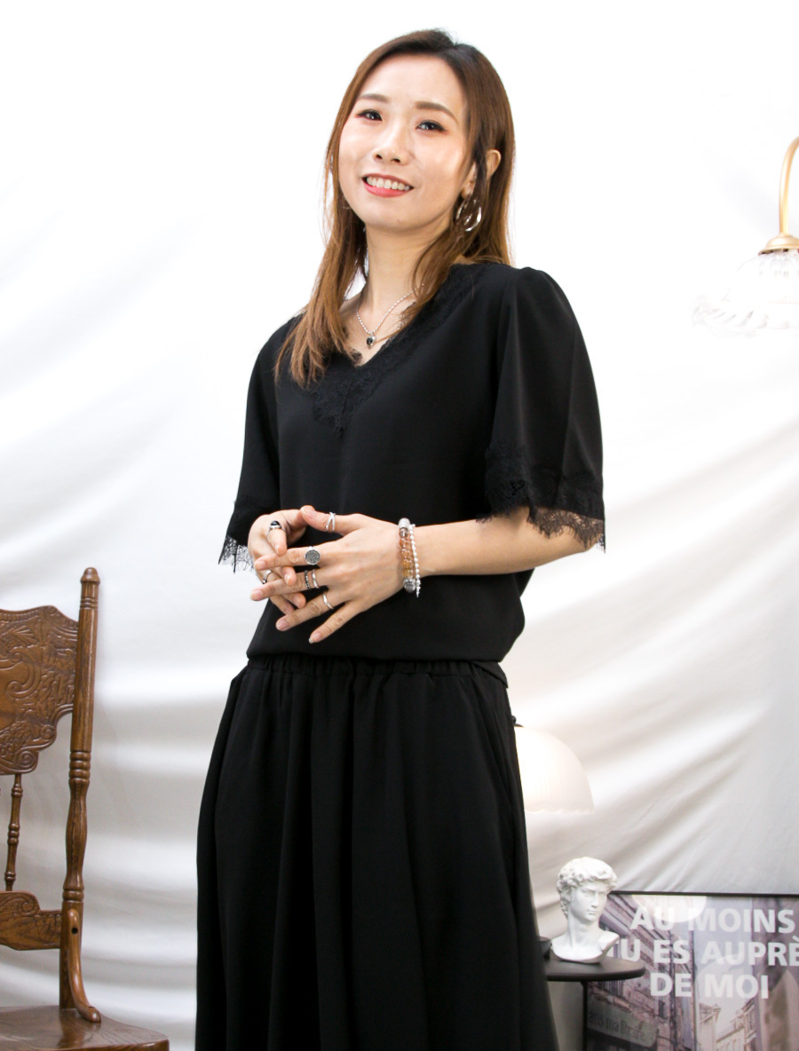 【SUMMER SALE】V領邊 袖口LACE．滑滑料TOP 【不設退換】【因SUMMER SALE訂單較多，需要7-10個工作天才安排出貨】