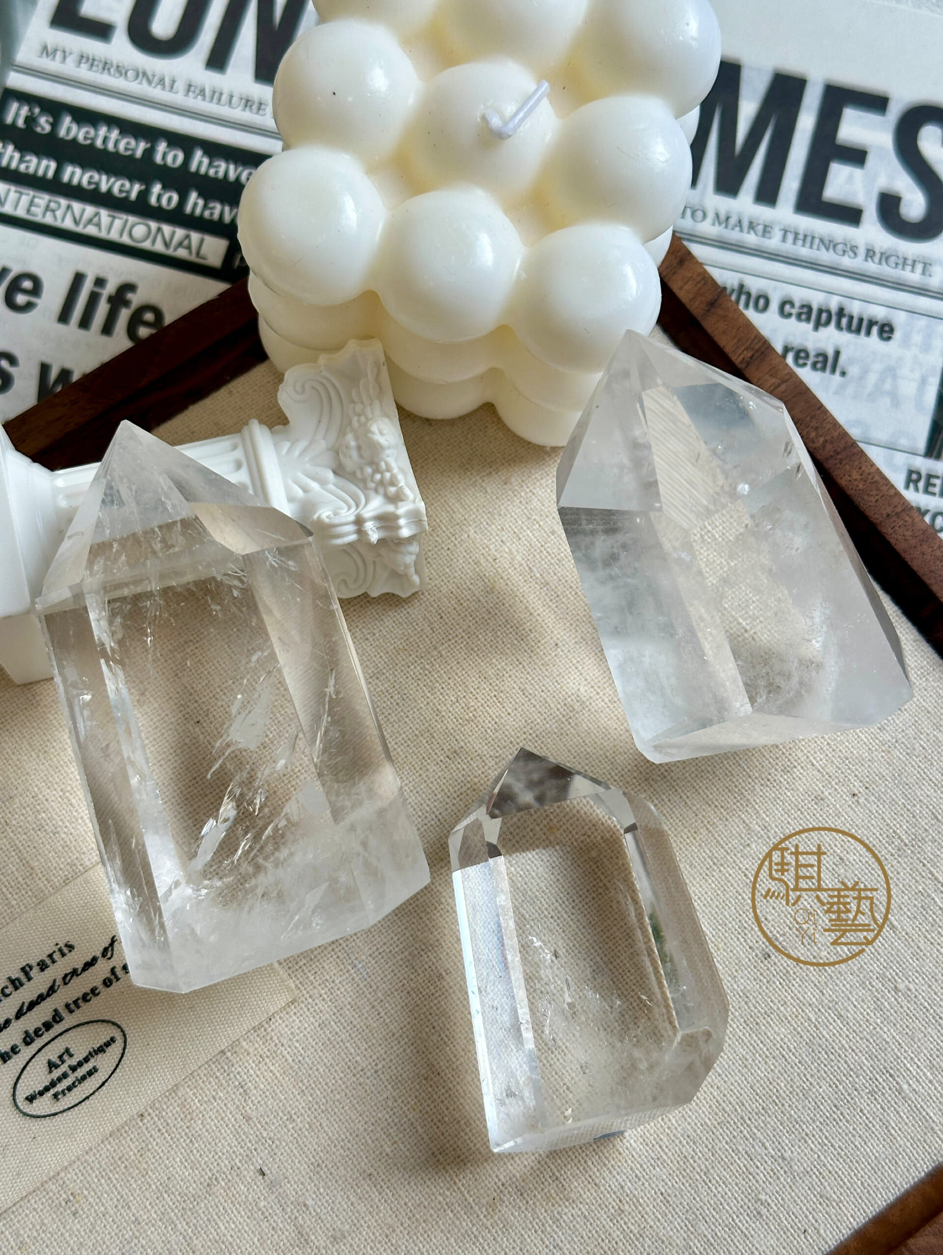 藍針白水晶柱｜聚焦思緒・提升靈感的智慧之石