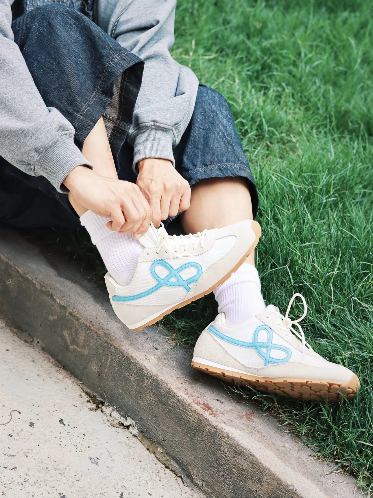 We Flower SS25 Sail Blue 法棍小花鞋米白藍休閒鞋