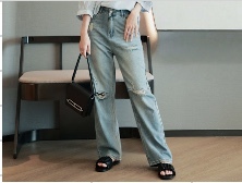 Distressed Straight Leg Light Wash Jeans_JE256L17