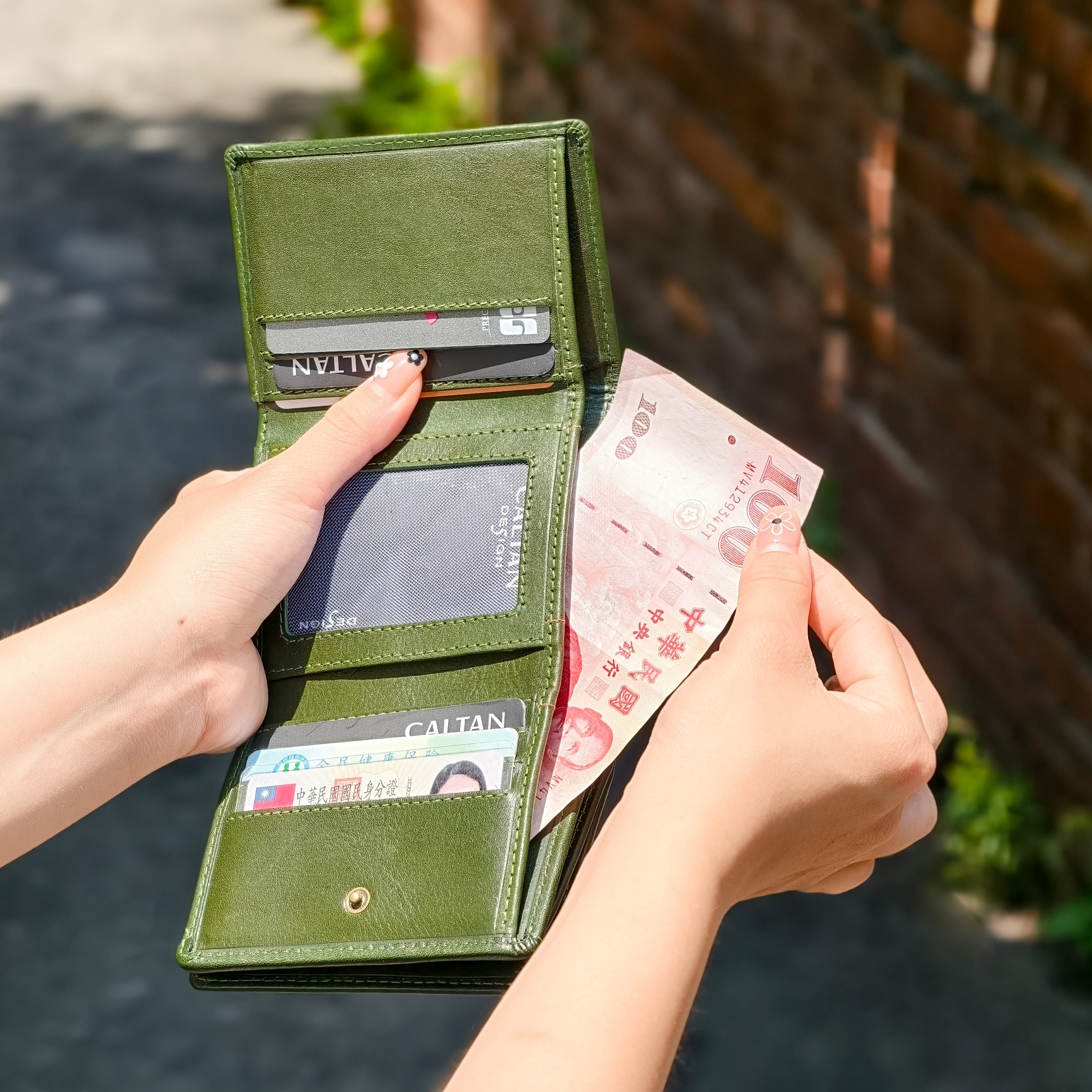 【招財母錢包💰】俐落扣式三折零錢袋中短夾-四色(075172)