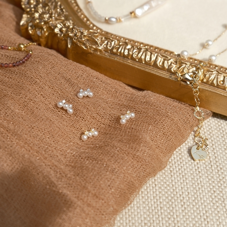 嘴角偷上揚 天然珍珠 純銀 耳針式耳環 二色