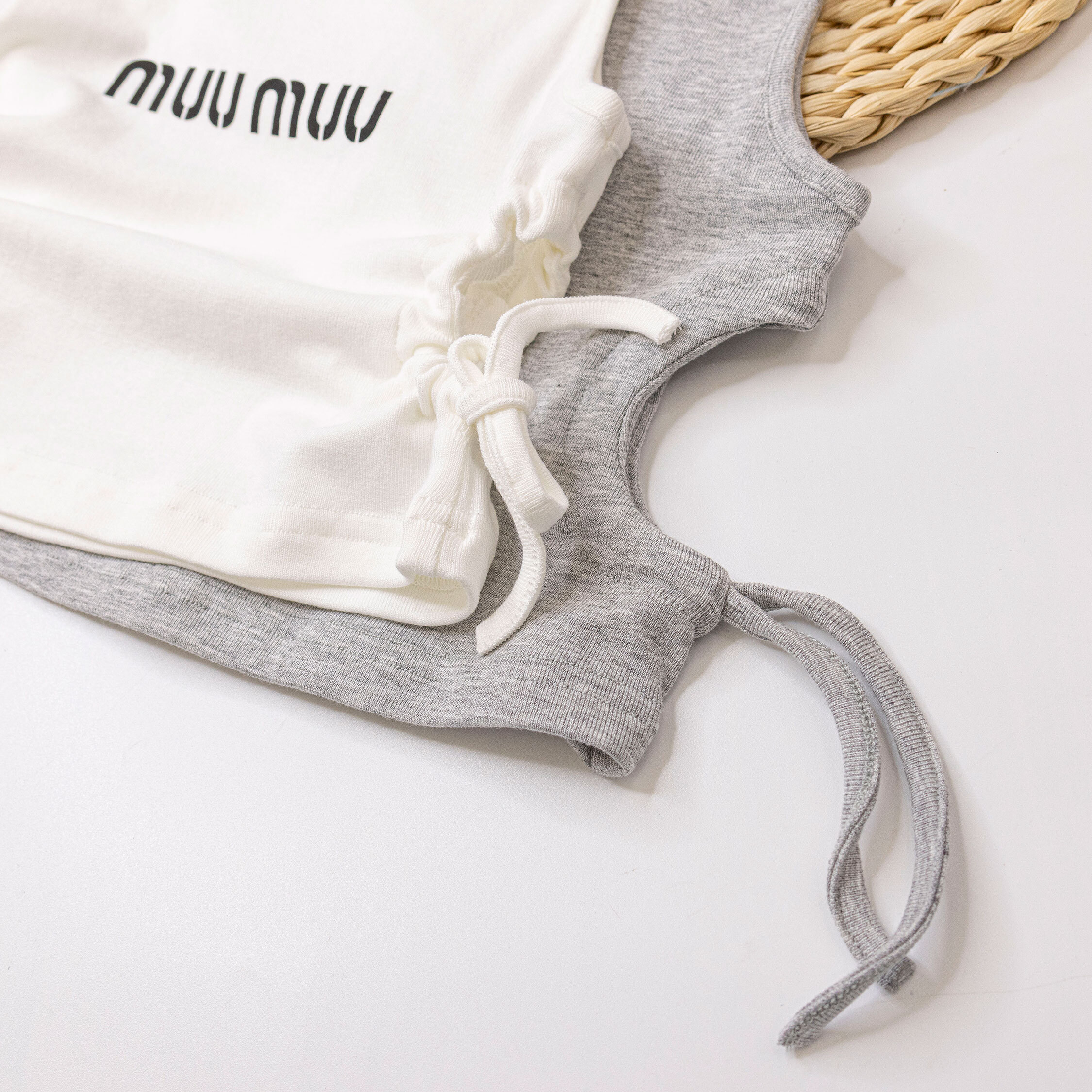 【H50559】藝術英字挖洞造型背心/上衣＊二色