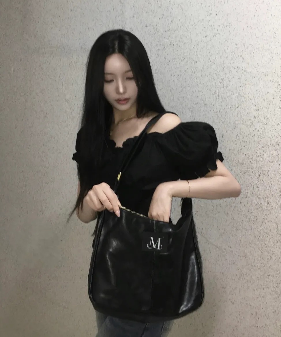 【MUCENT】 MERIN GOLD LINE LEATHER SHOULDER BAG / 追跡付 MUSINSA | MUCENT Merin Gold Line Leather Shoulder Bag Unisex