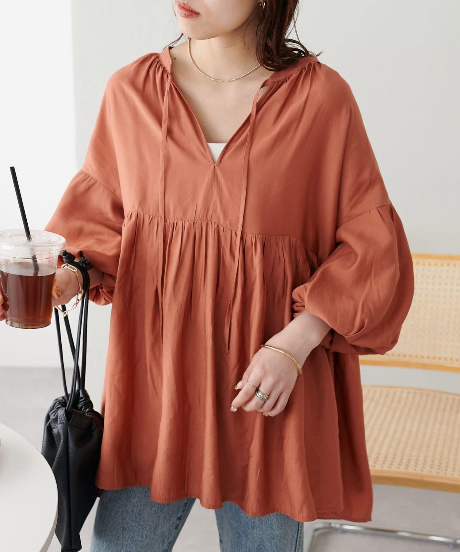 DISCOAT(ディスコート)  【新色追加!/WEB限定】袖ボリュームペプラムギャザーブラウス《前後２WAY》橘（DCZ1041204A0017）