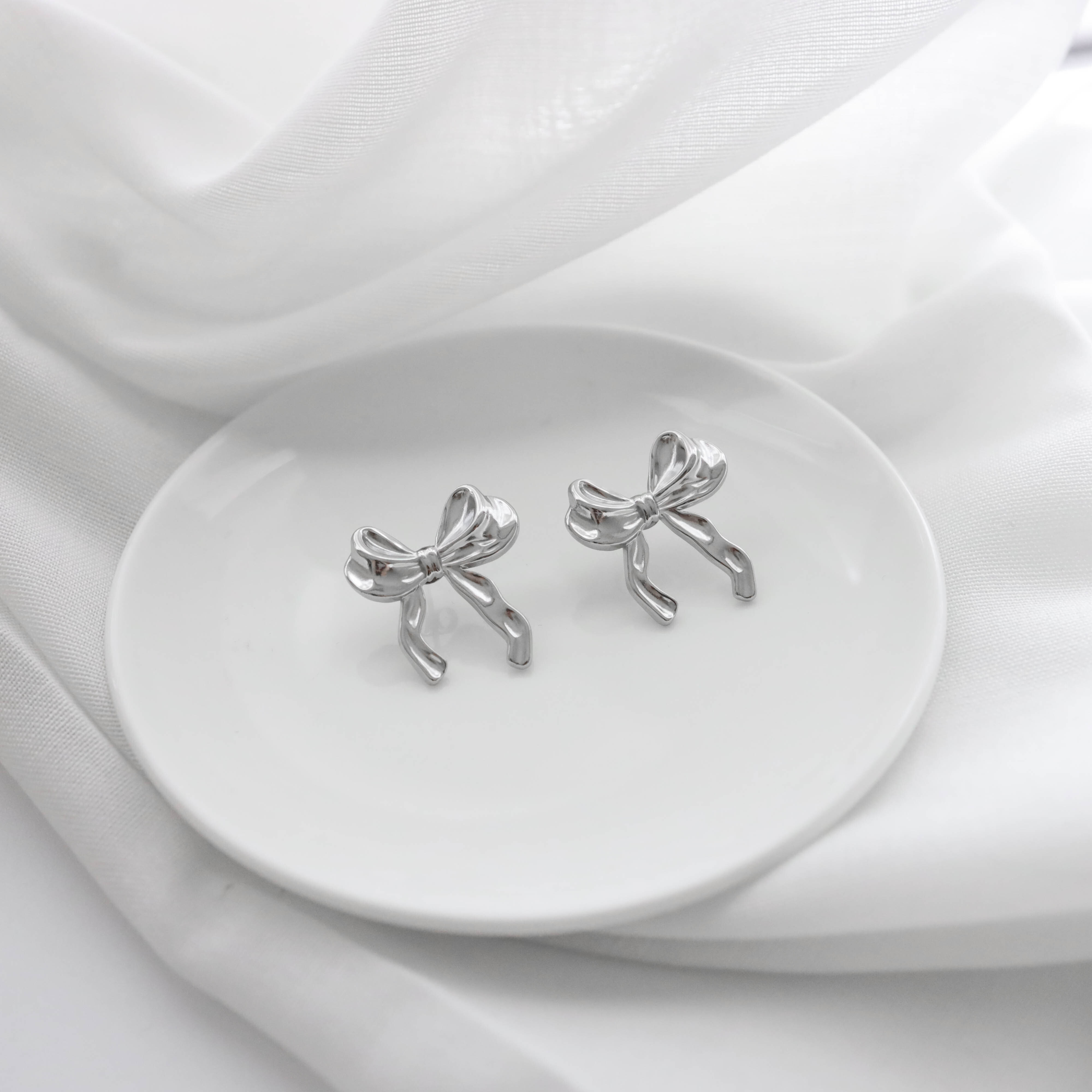 不怕水緞帶蝴蝶結耳針式耳環