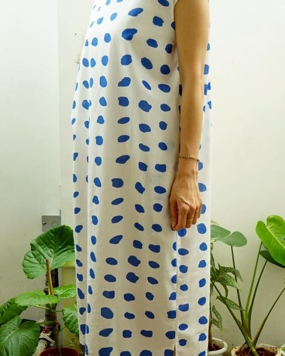 印花短袖洋裝｜輕柔棉麻材質，寬鬆舒適剪裁，展現自然文青風，適合夏日休閒穿搭，多角度展示洋裝細節與穿搭效果。