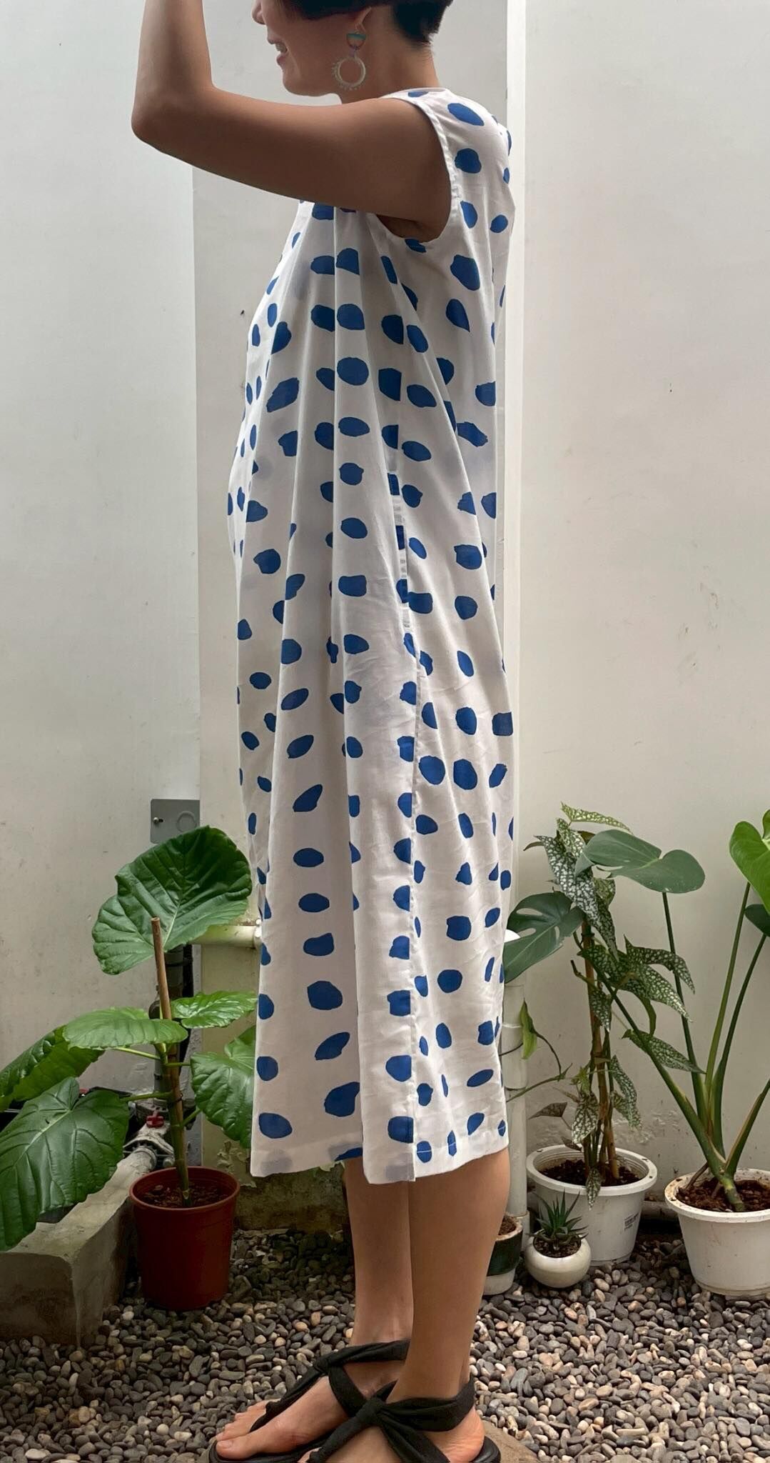 印花短袖洋裝｜輕柔棉麻材質，寬鬆舒適剪裁，展現自然文青風，適合夏日休閒穿搭，多角度展示洋裝細節與穿搭效果。