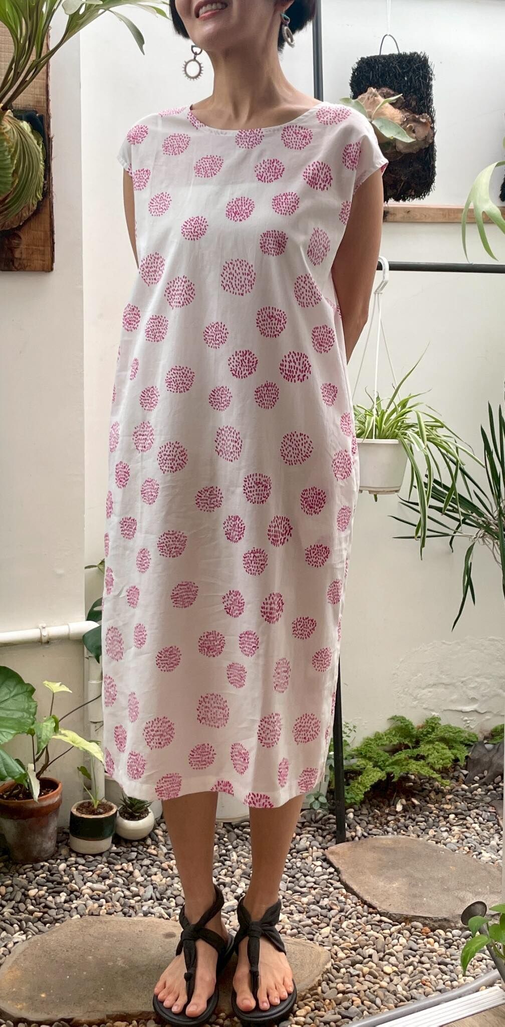 印花短袖洋裝｜輕柔棉麻材質，寬鬆舒適剪裁，展現自然文青風，適合夏日休閒穿搭，多角度展示洋裝細節與穿搭效果。