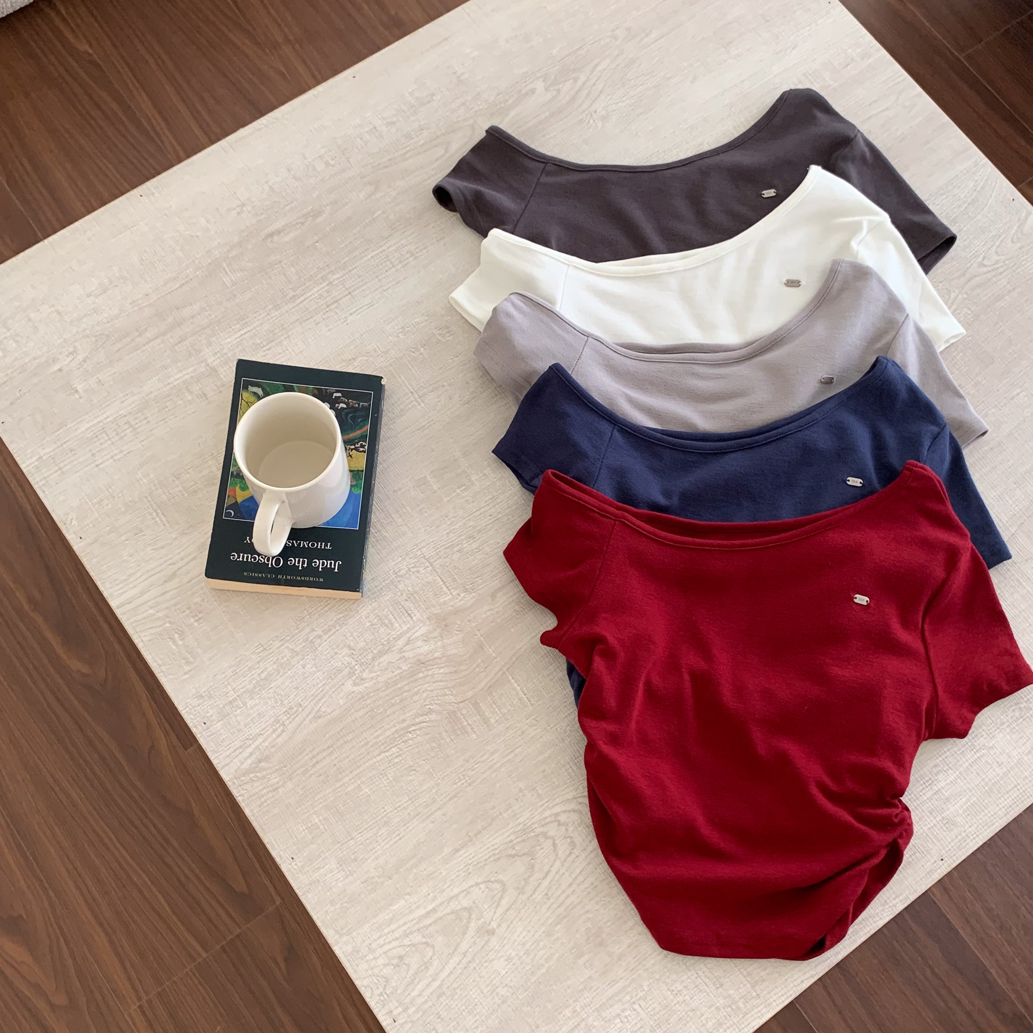 ISA_【ISA MADE】迷人計劃2.0 小鐵標側抓皺斜肩短tee_55044