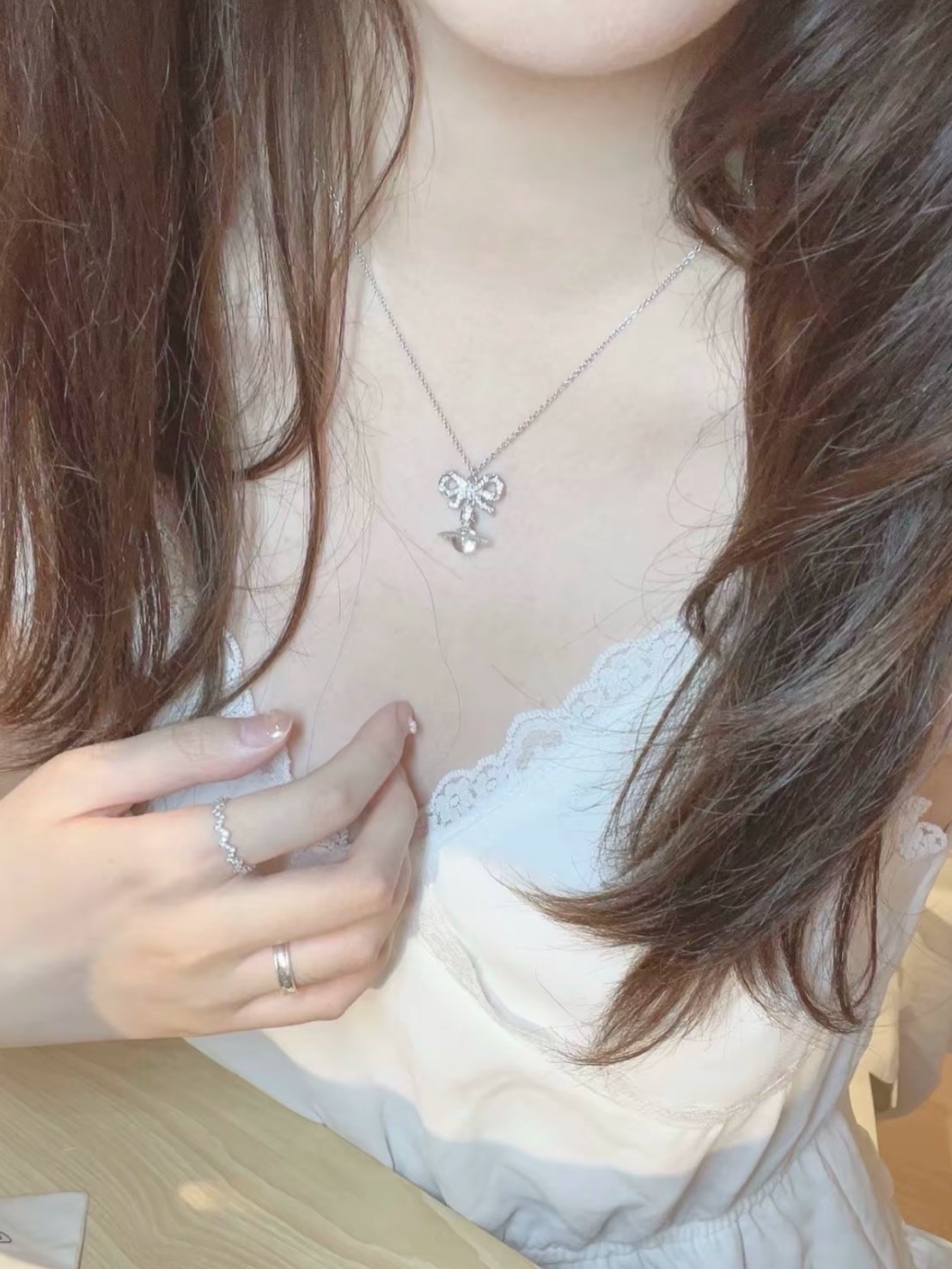 VIVIENNE WESTWOOD OCTAVIE ORB 白晶蝴蝶結 透明球土星吊墜 白球 項鍊