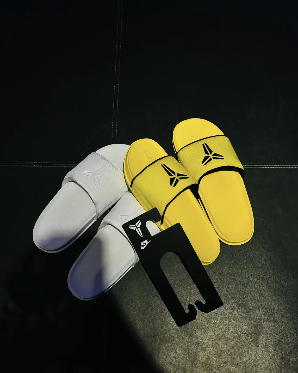 Nike Kobe Offcourt Slide 蛇皮紋理 拖鞋 全白 IF2870-100 黃黑 IF2870-700