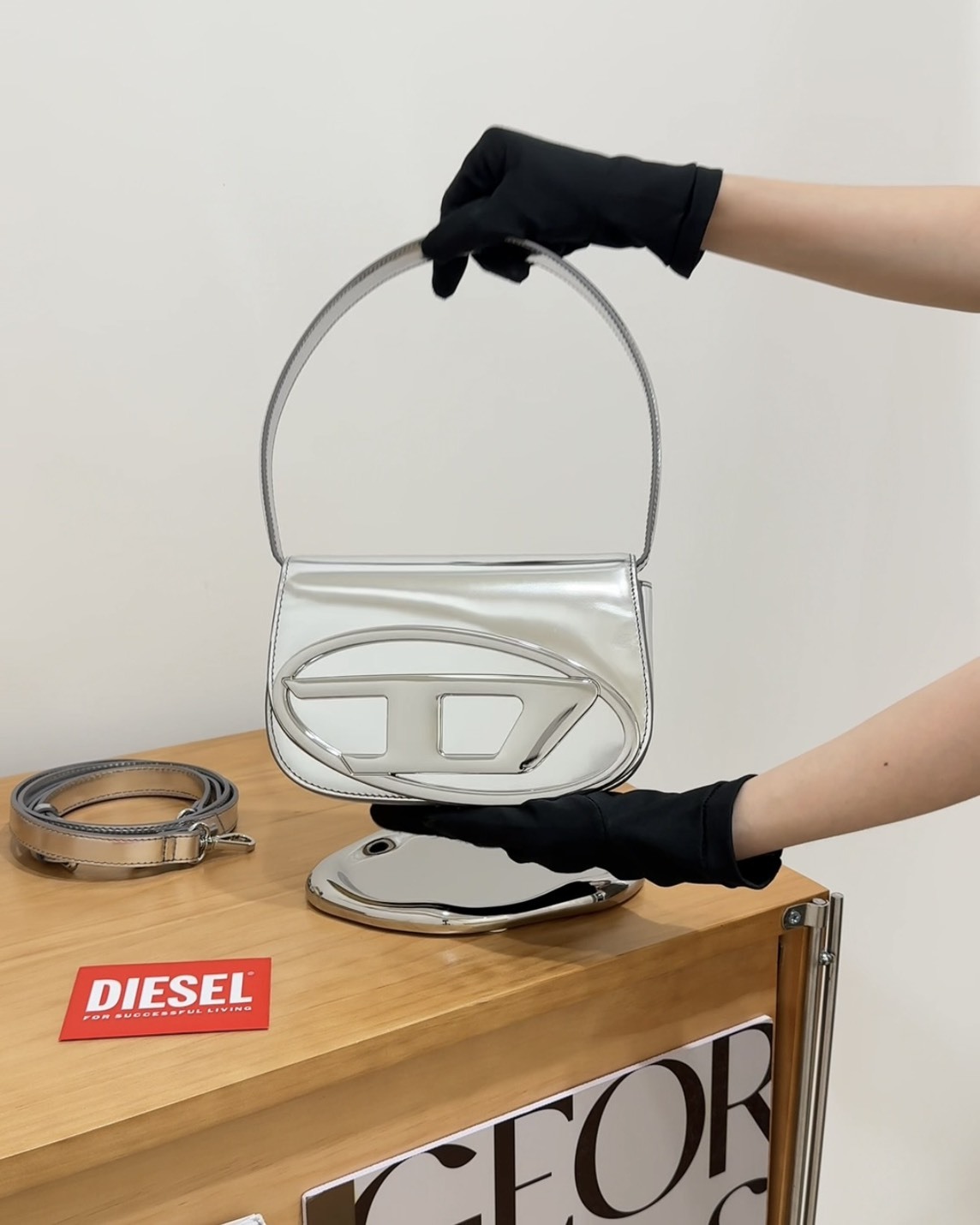 DIESEL｜1DR 叮噹包 銀色