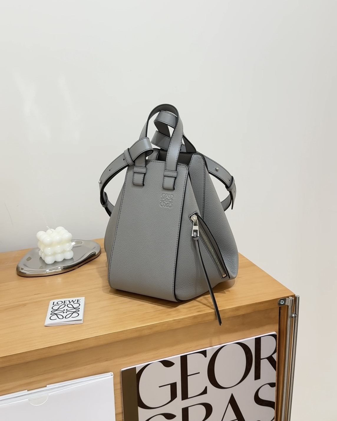 LOEWE｜HAMMOCK 吊床包 中號 珍珠灰