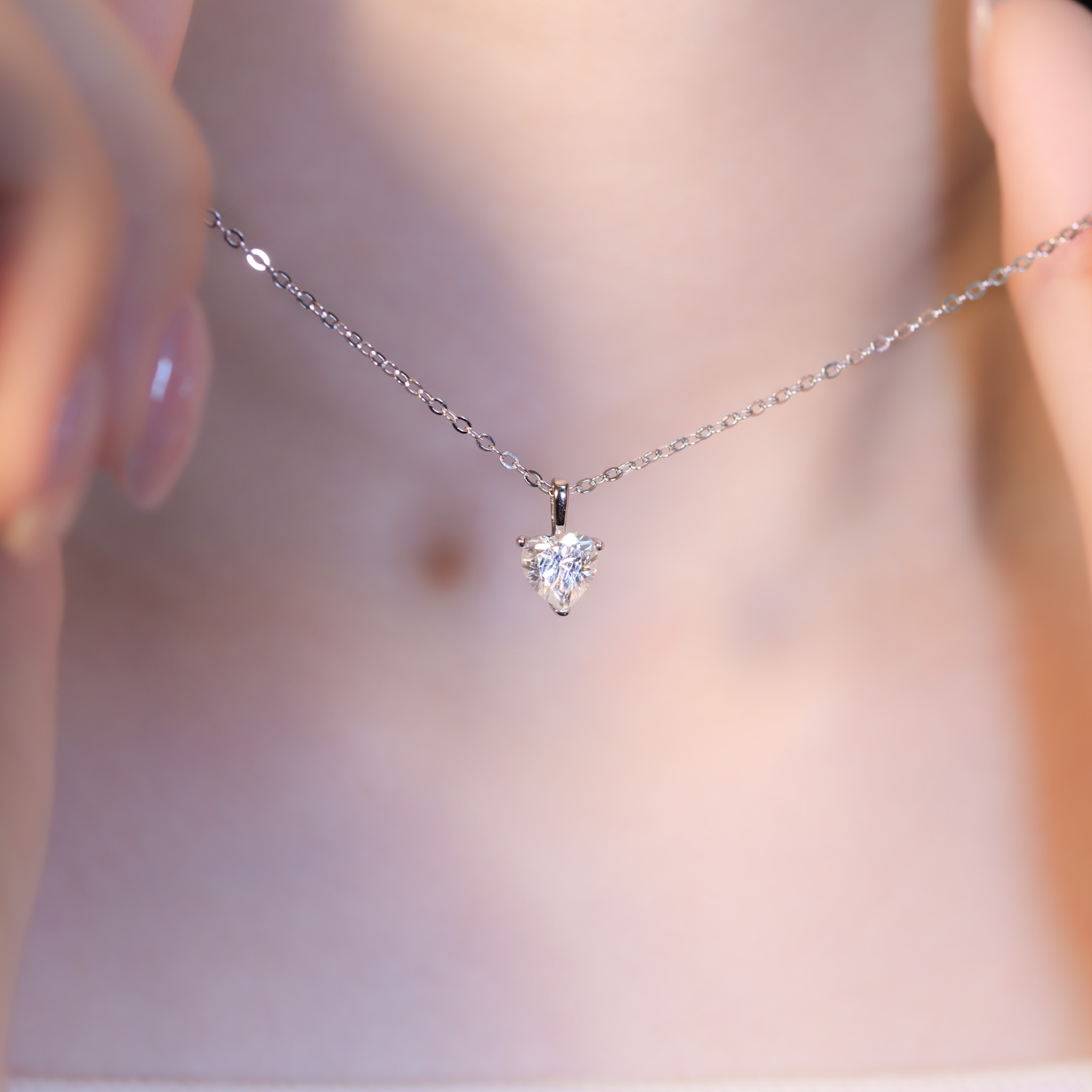 | 925純銀・厚鍍白金・莫桑石 | 鑽光小愛意項鍊 | NE1401 |