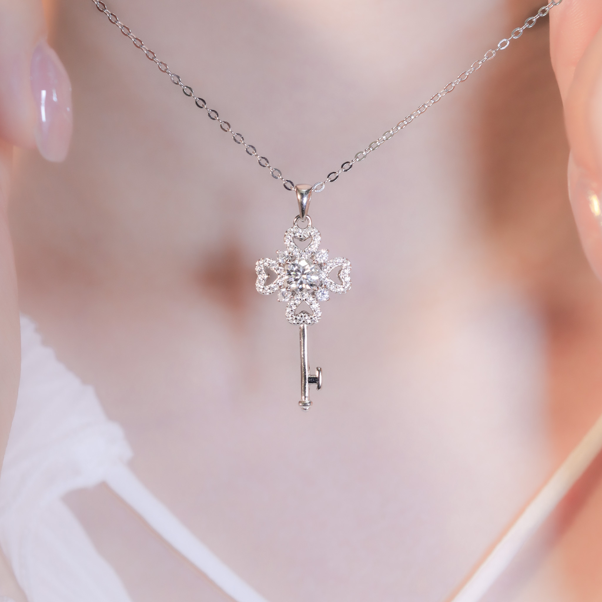 | 925純銀・厚鍍白金・莫桑石 | 鑽光幸福之鑰項鍊 | NE1404 |