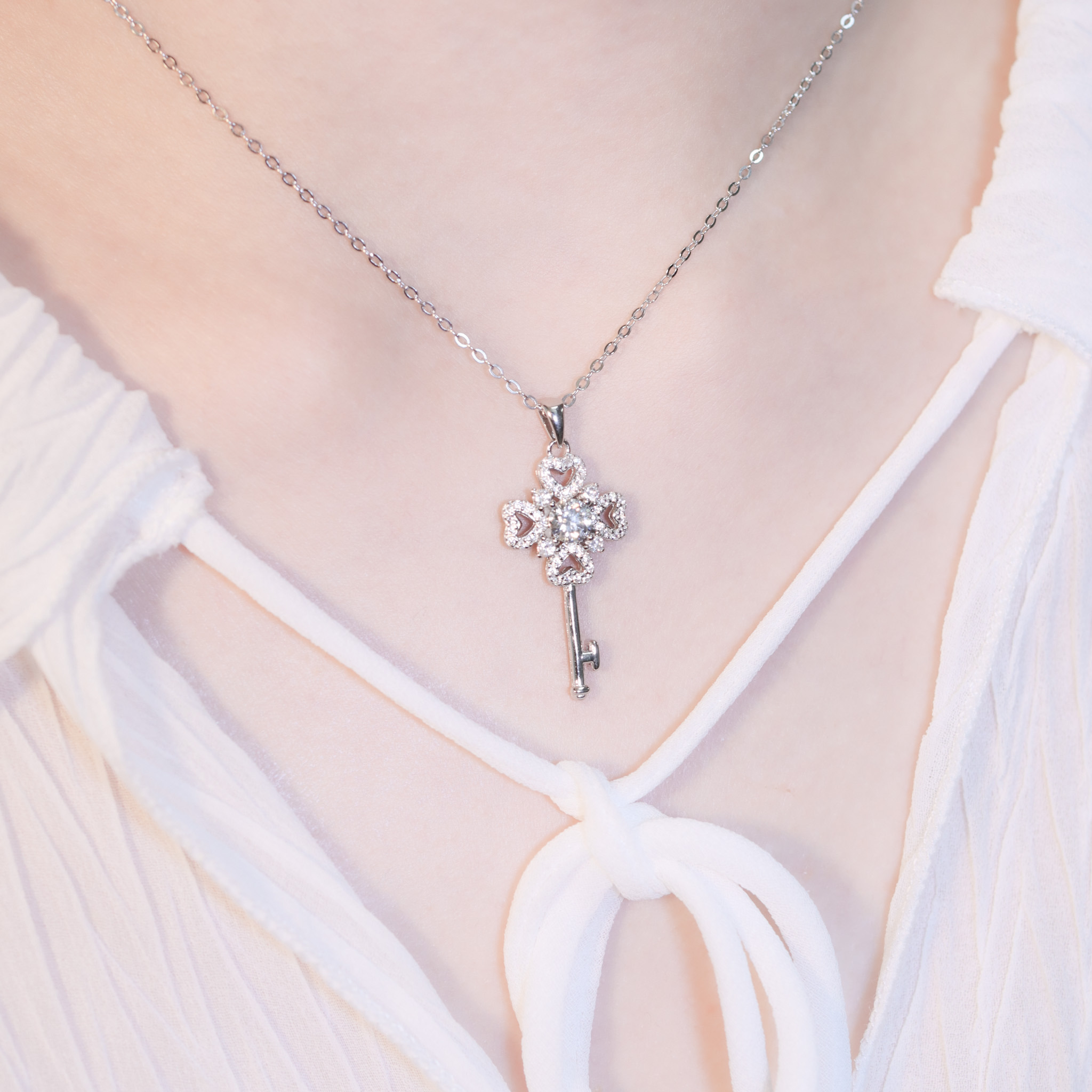 | 925純銀・厚鍍白金・莫桑石 | 鑽光幸福之鑰項鍊 | NE1404 |