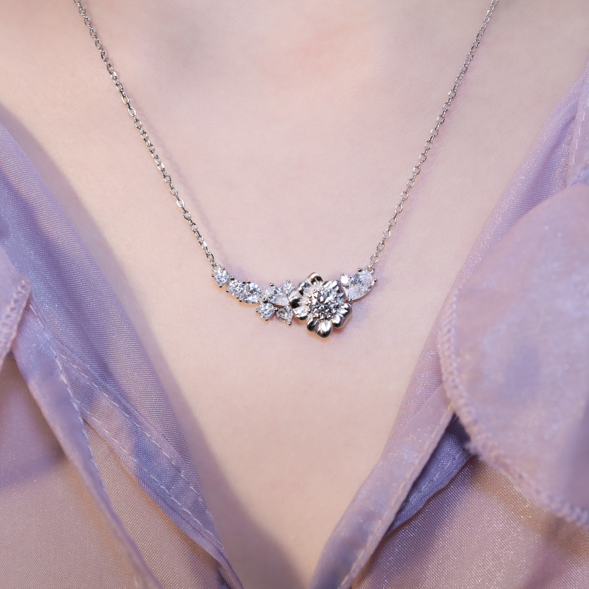 | 925純銀・厚鍍白金・莫桑石 | 鑽光花花意境項鍊 (可轉動) | NE1403 |