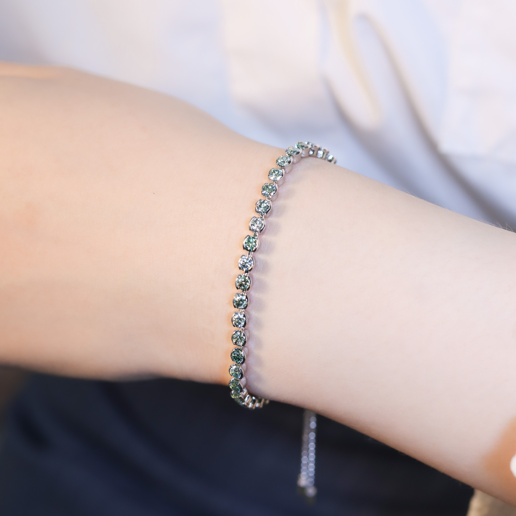 | 925純銀・ 厚鍍白金 ・莫桑石 | 鑽光薄綠漫境手鏈 | BR1342 |