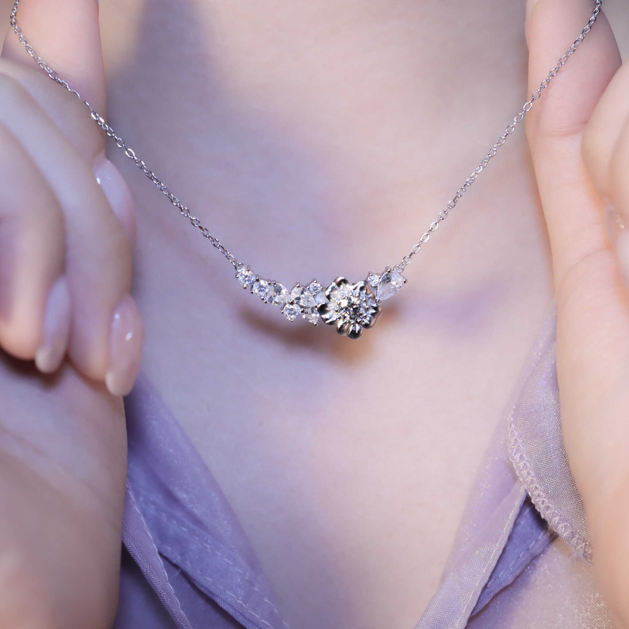 | 925純銀・厚鍍白金・莫桑石 | 鑽光花花意境項鍊 (可轉動) | NE1403 |