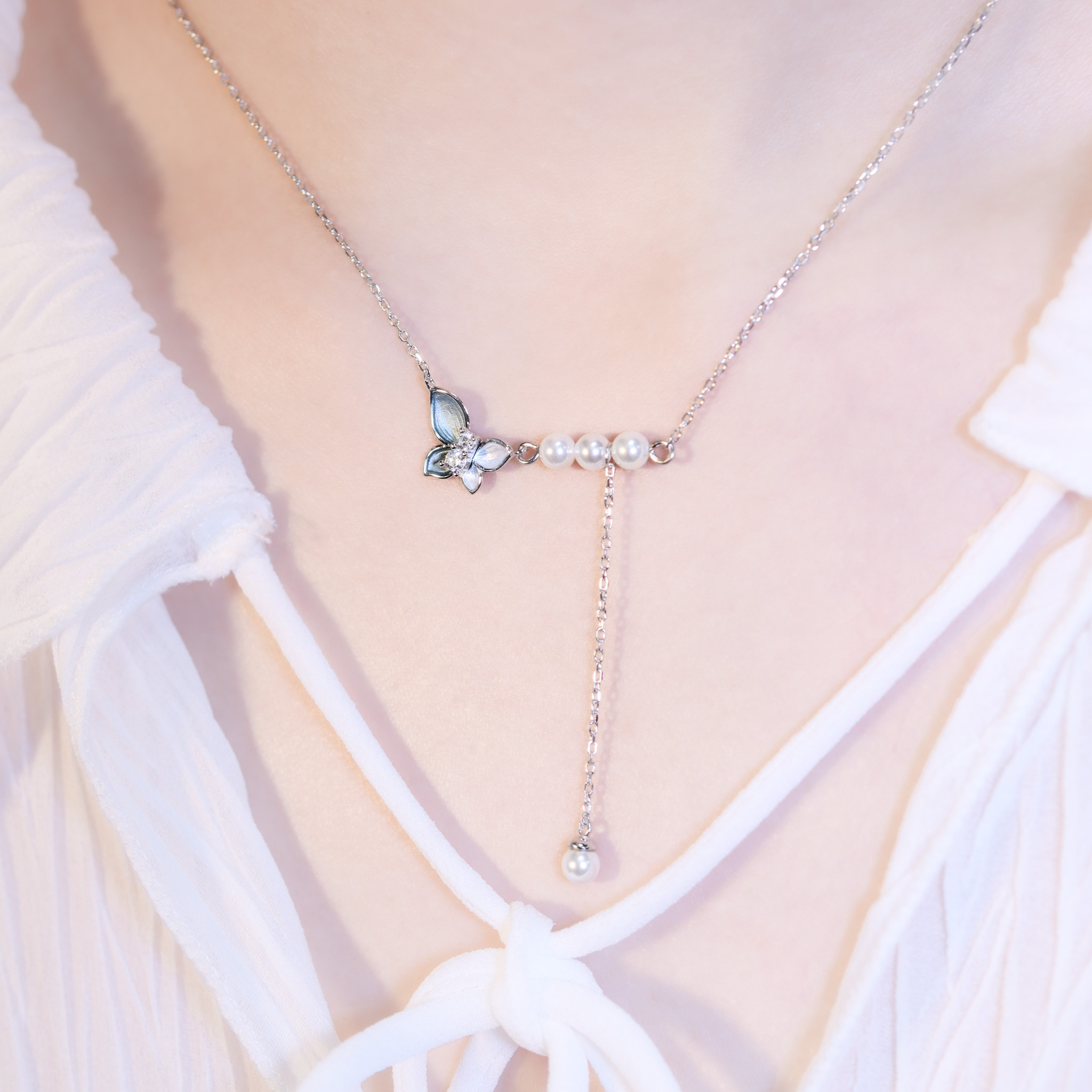 | 925純銀・厚鍍白金・珍珠 | 珍貴漫藍蝶境項鍊 | NE1405 |