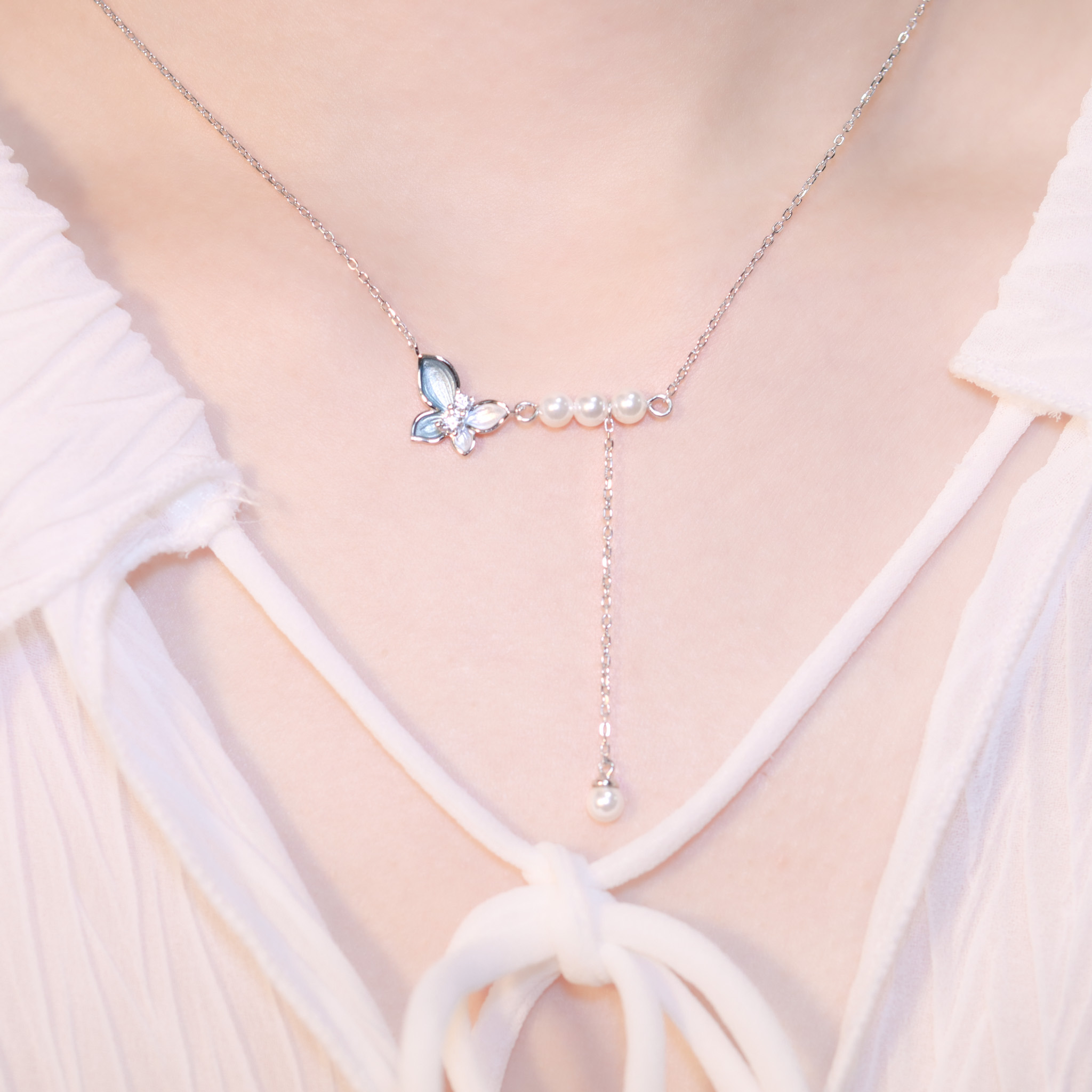 | 925純銀・厚鍍白金・珍珠 | 珍貴漫藍蝶境項鍊 | NE1405 |