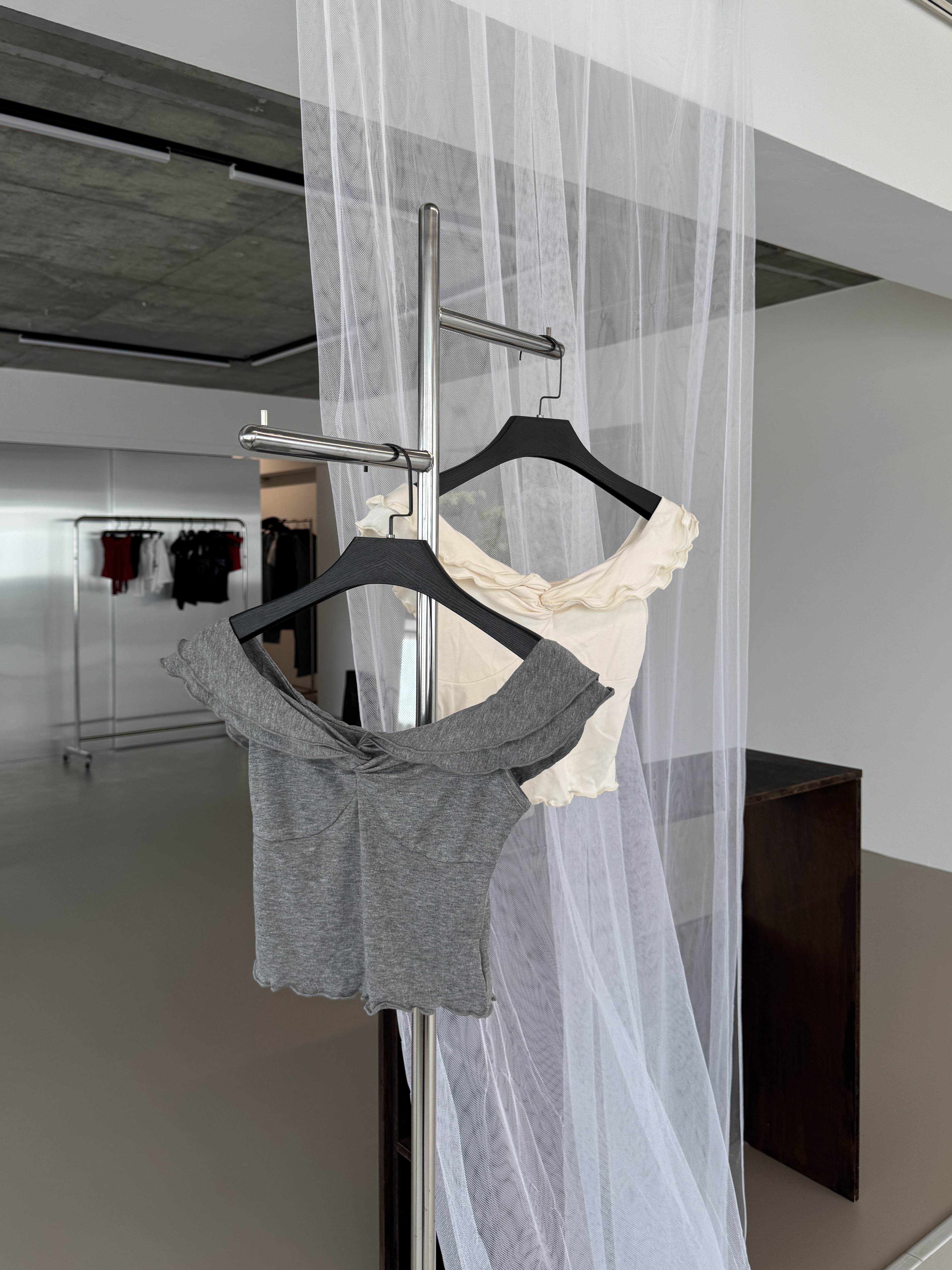 木耳邊一字領上衣(2色)