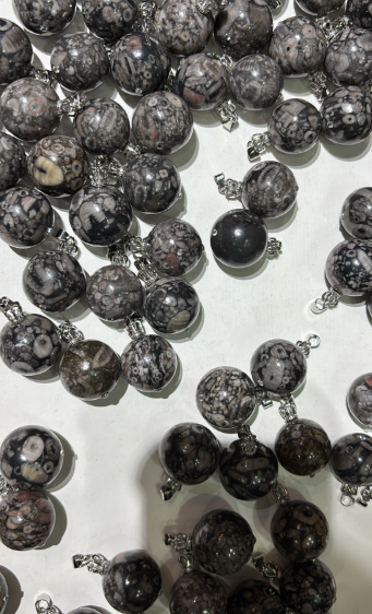 251110 - D43 18-19mm+黑靈骨波波皇冠頭吊墜1粒