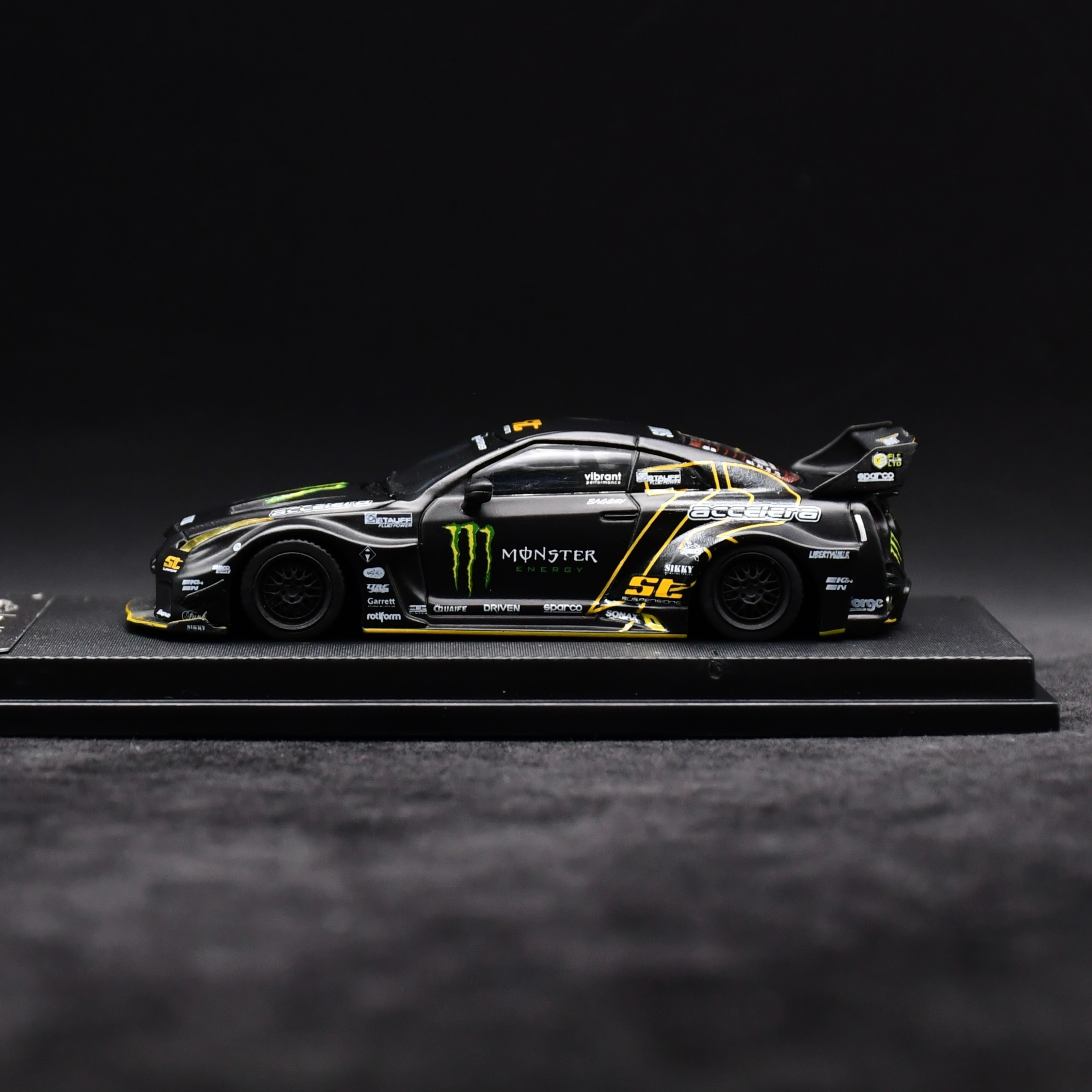 1/64 LB-Works Nissan GTR R35 ADVAN
