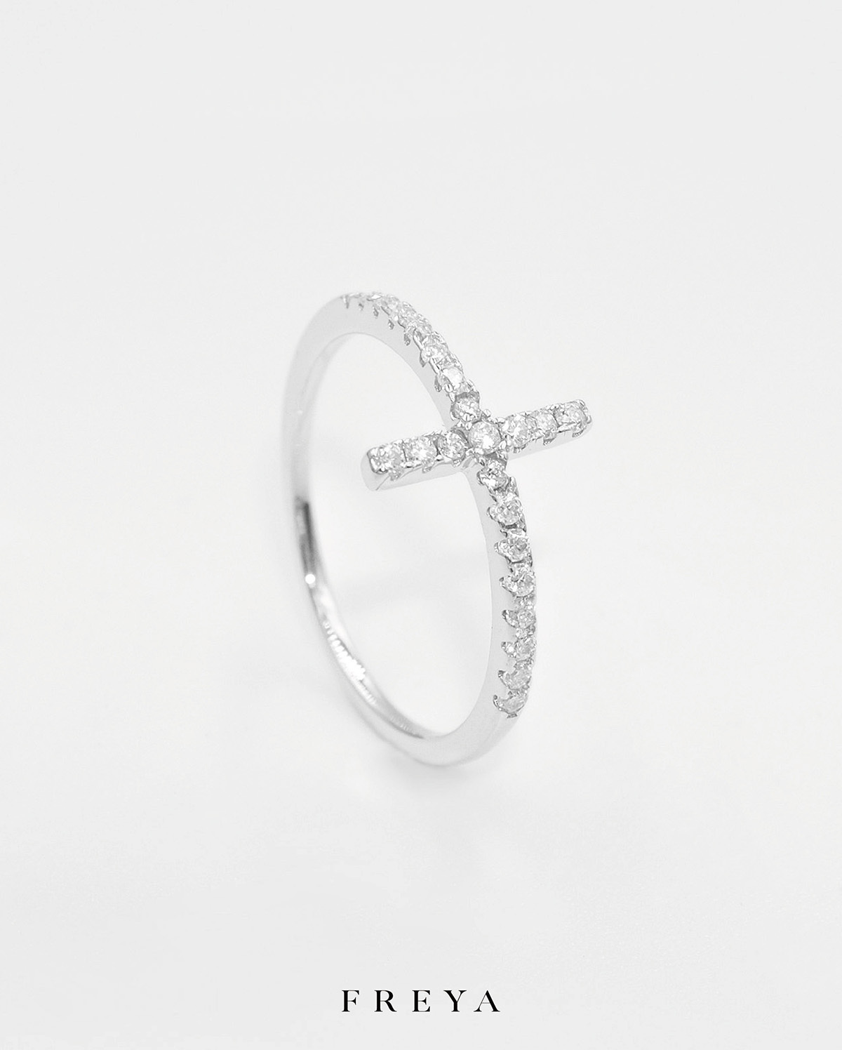 FREYA 十字莫桑戒指