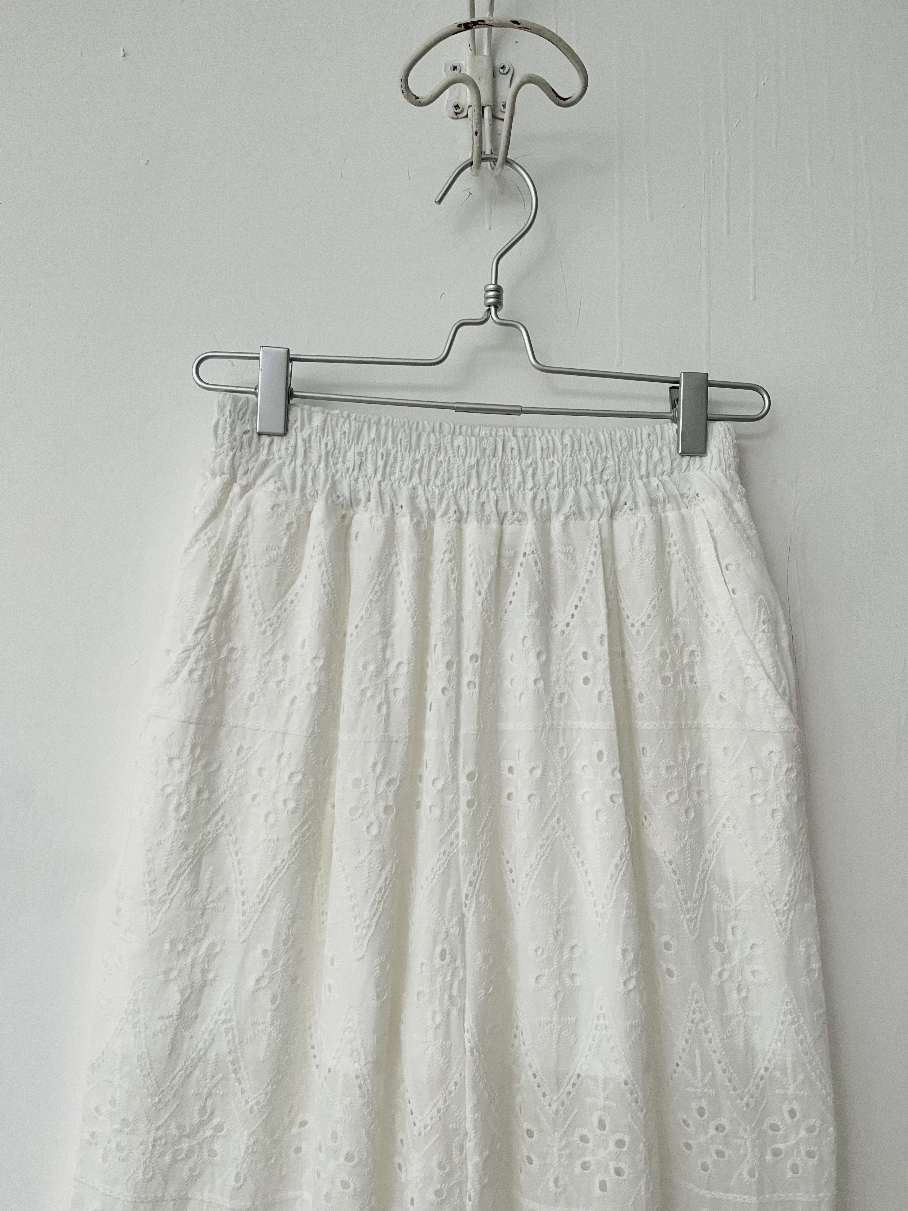 白色刺繡通花褲