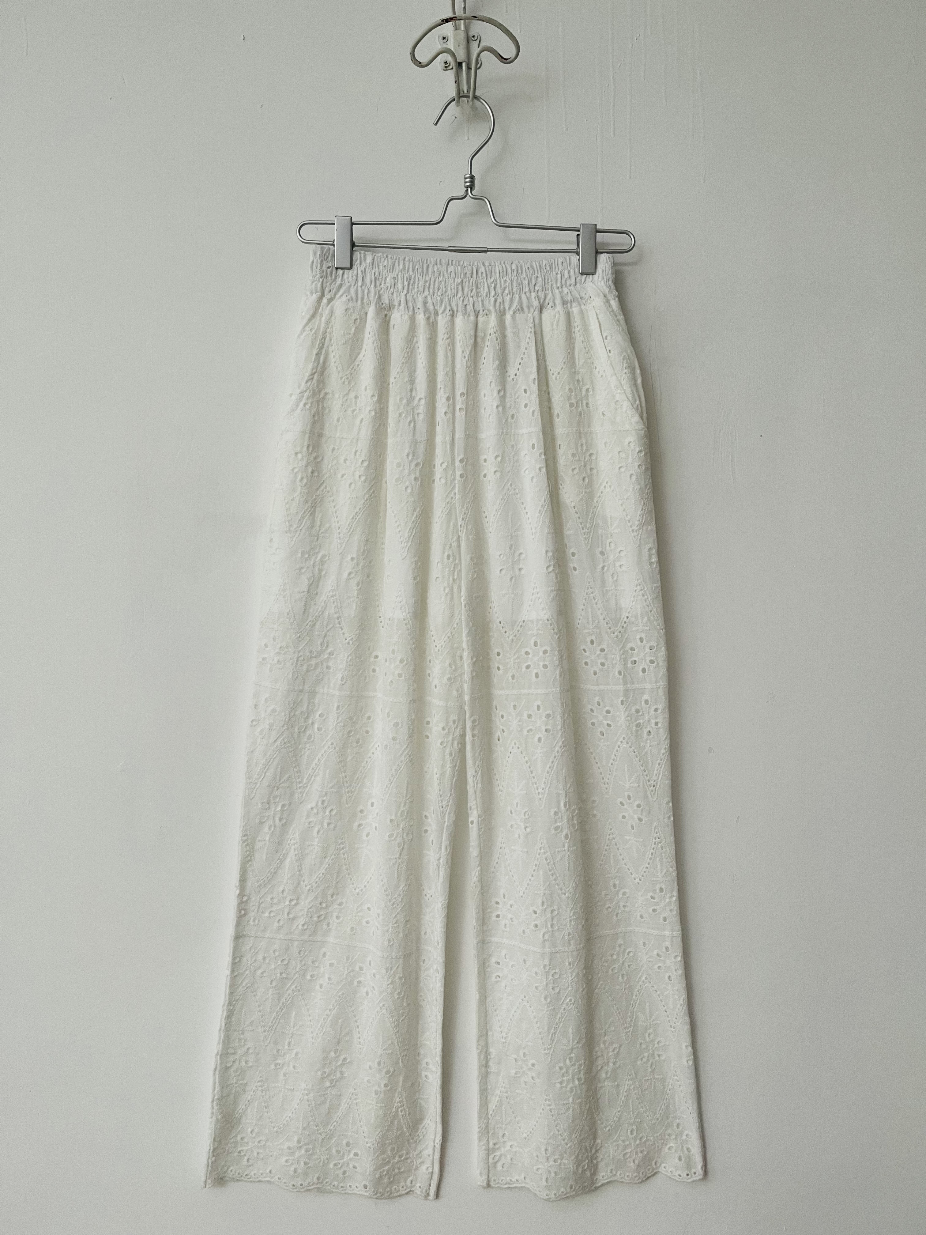 白色刺繡通花褲