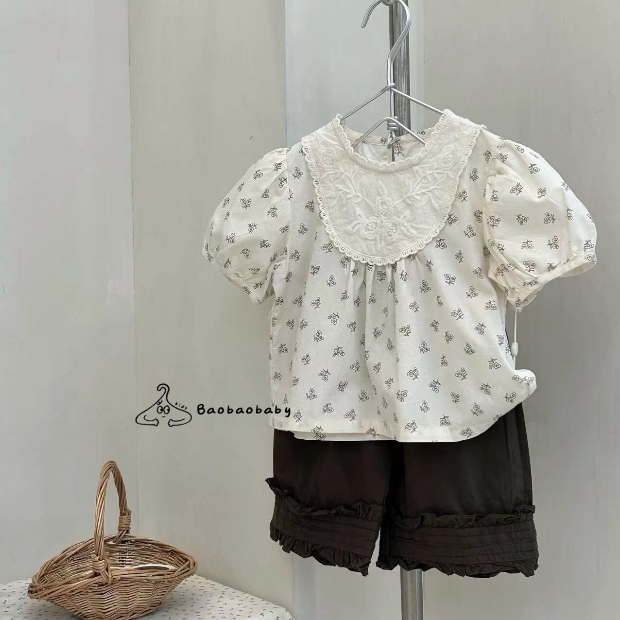 半圓花邊碎花上衣