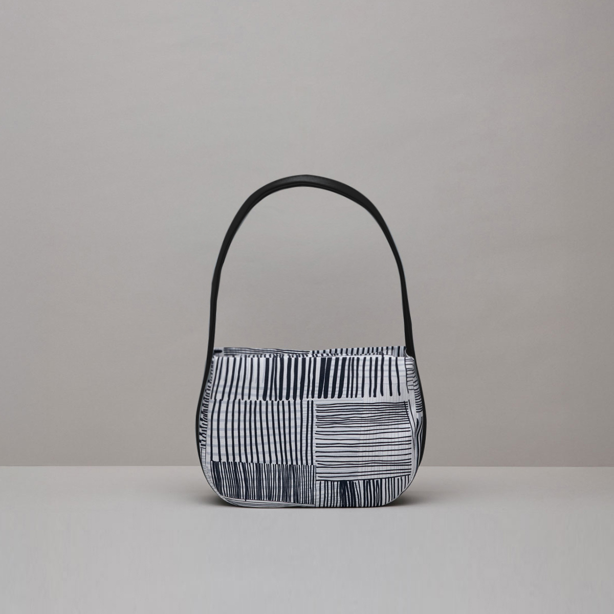 再生皮革彎月包 / 編織深藍 / 黑色肩帶