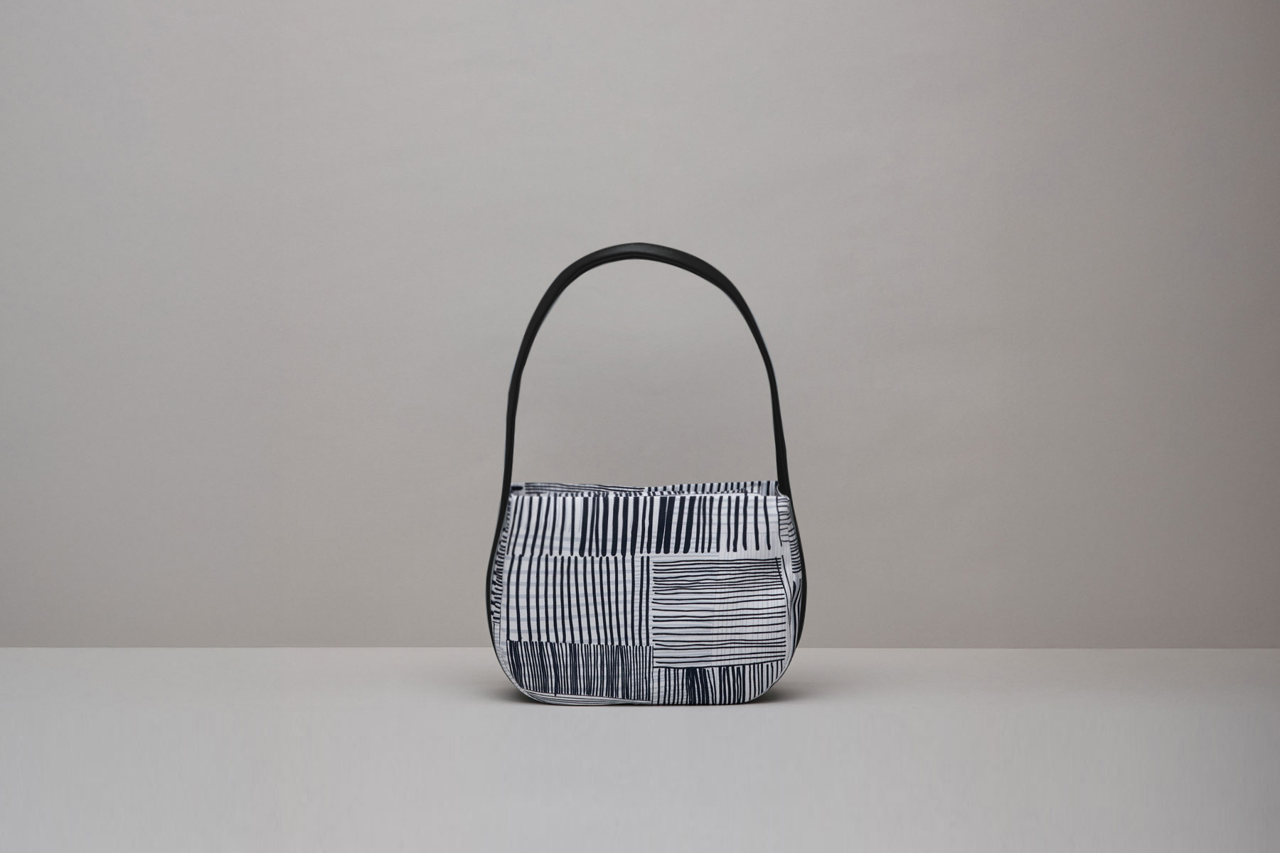 再生皮革彎月包 / 編織深藍 / 黑色肩帶