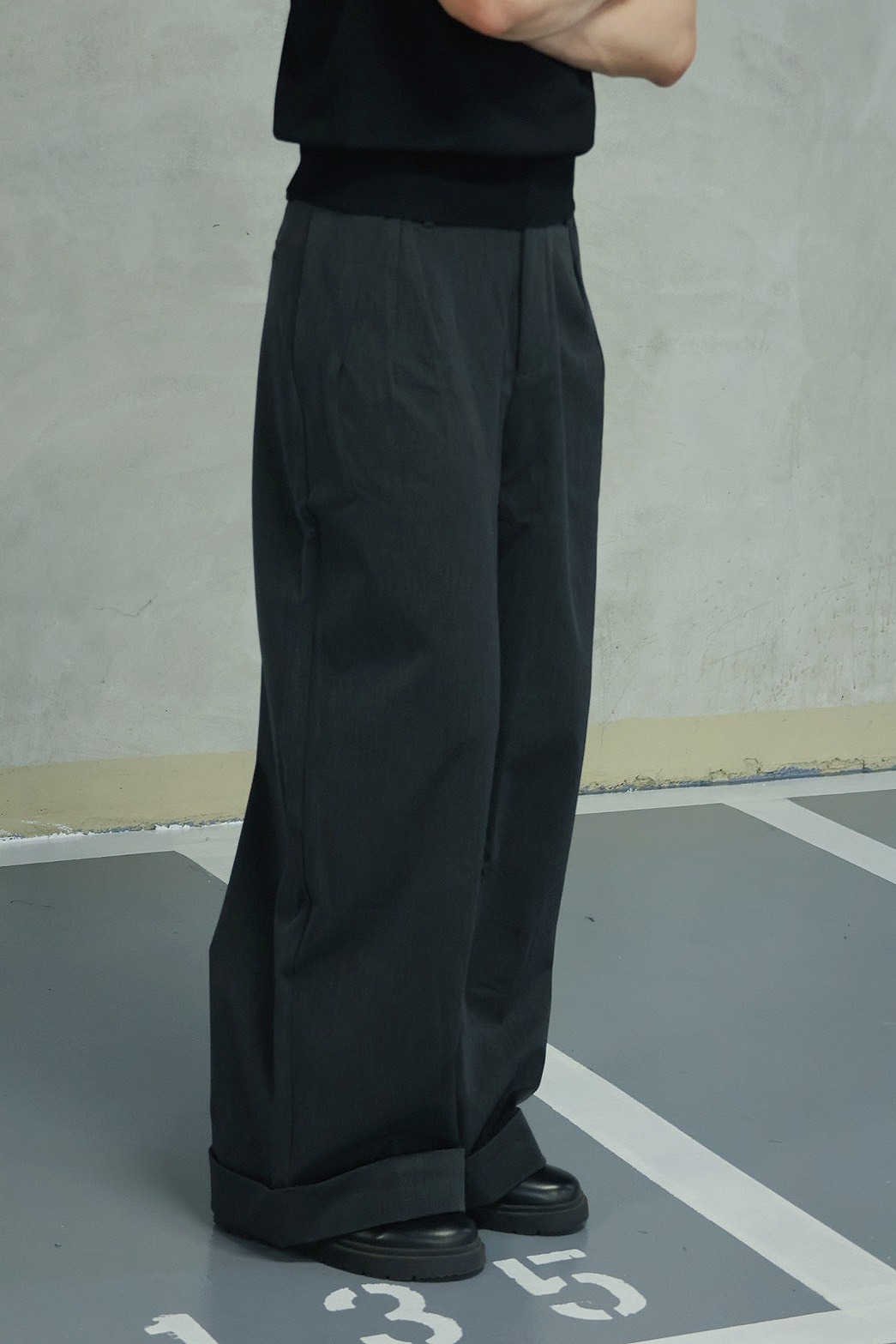 FU 下擺摺 側線條 摺皺 設計感 垂墜感 #西裝褲