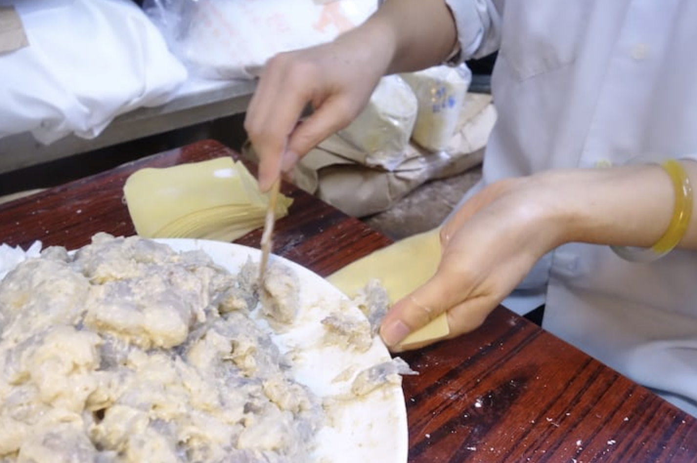 包雲吞若太用力，雲吞會太硬太死實，太鬆則一煮就散，要慢慢摸索，掌握最佳力度。