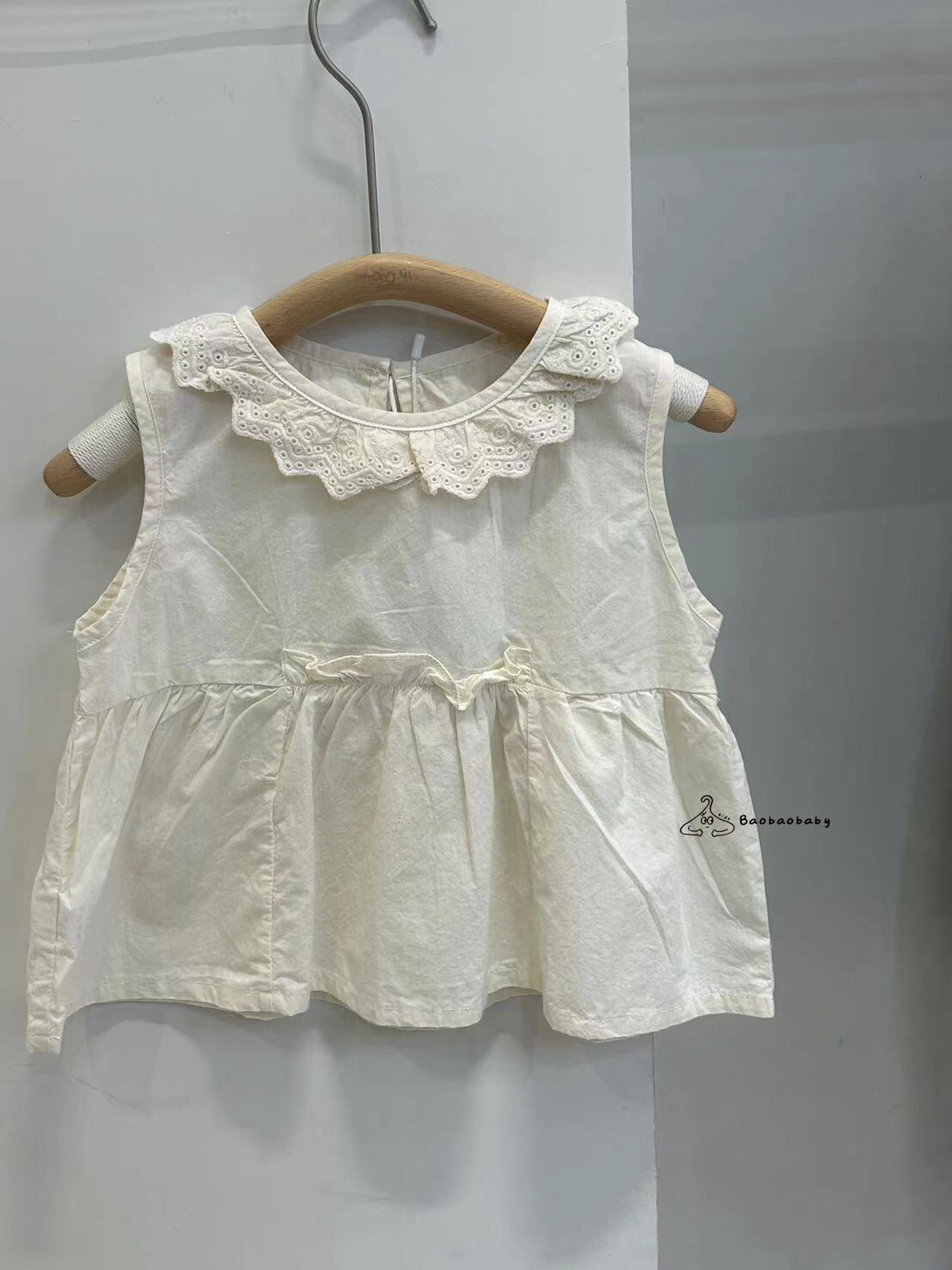 奶霜蕾絲領背心