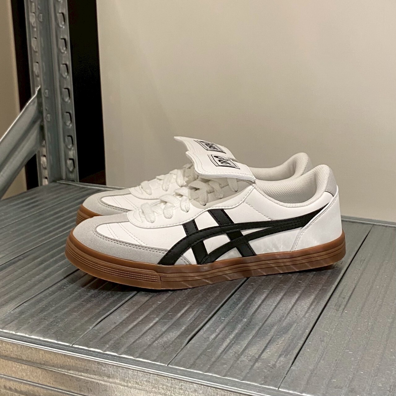 Asics Aaron 2.0 白黑焦糖 焦糖底 翻蓋鞋舌 休閒鞋 1203A720-100