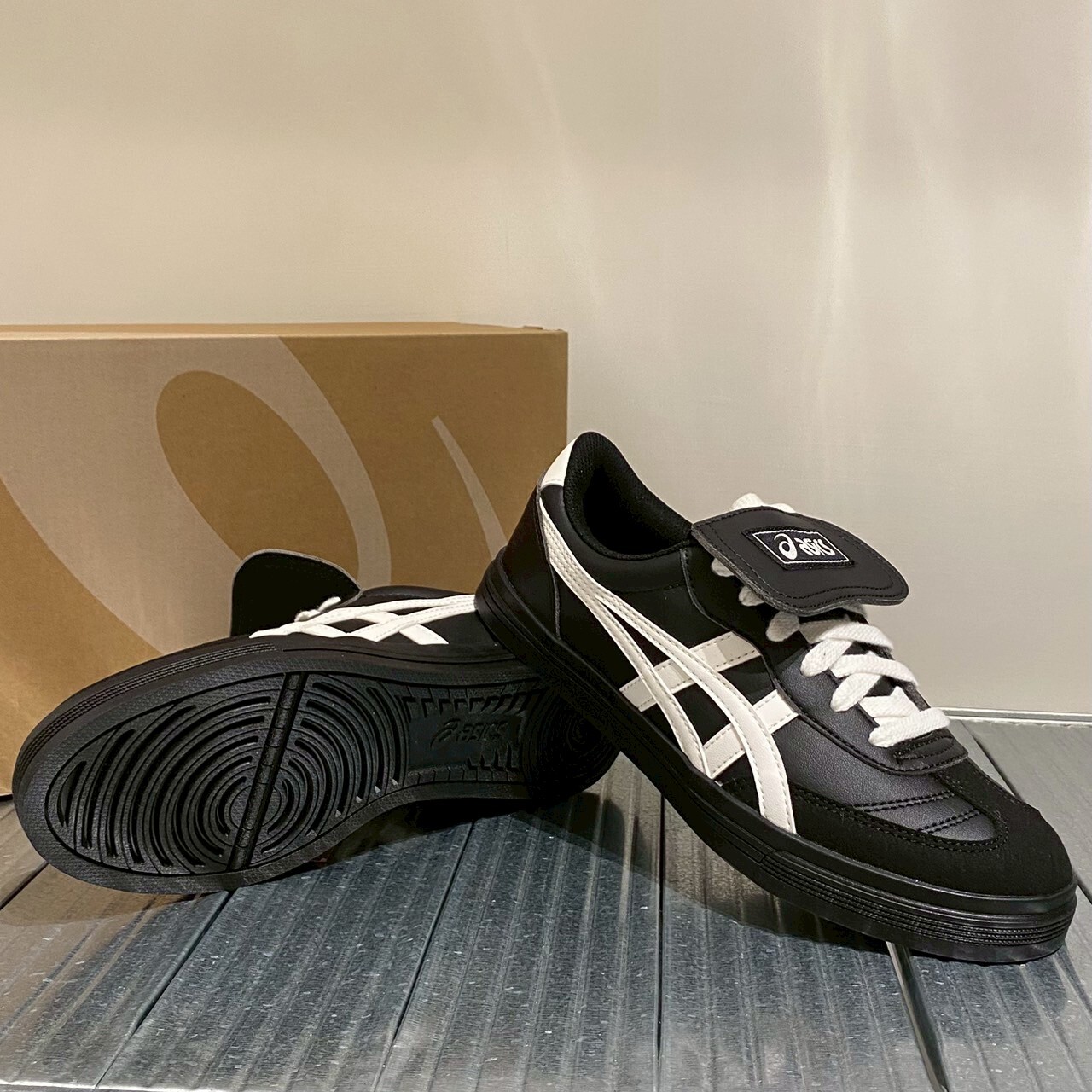 Asics Aaron 2.0 黑白  翻蓋鞋舌 休閒鞋 1203A720-001