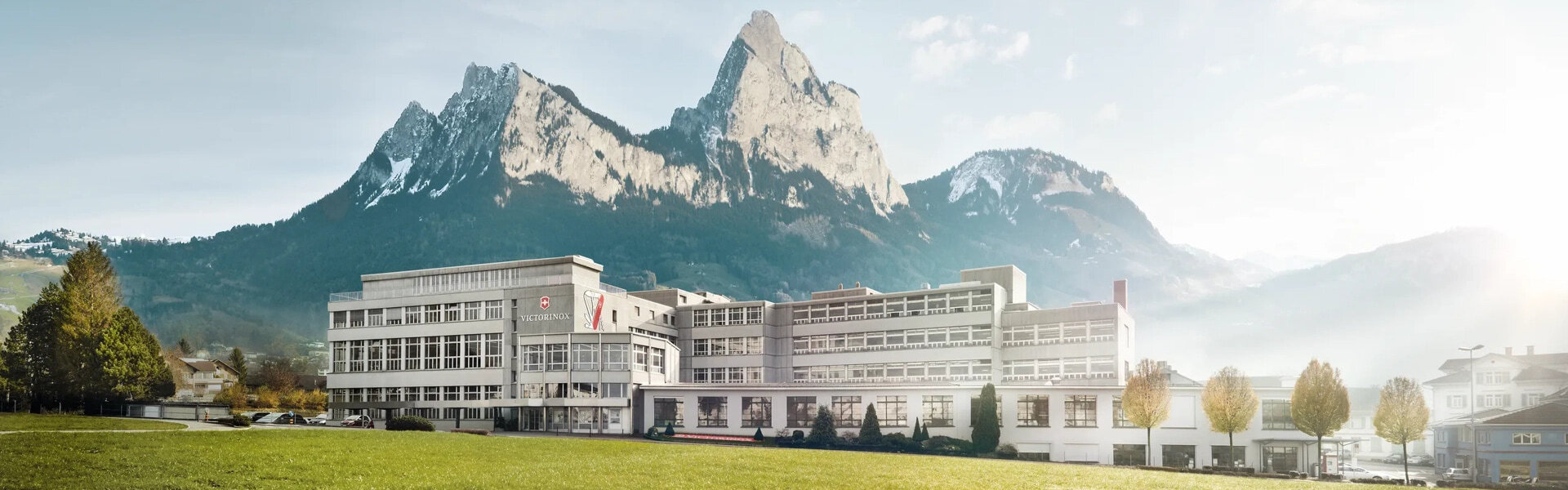 Victorinox 瑞士總部建築物與背後山景