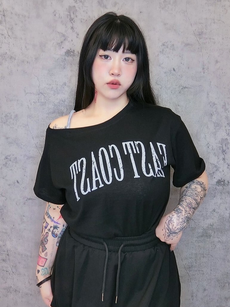 英文字斜肩撞色涼感T